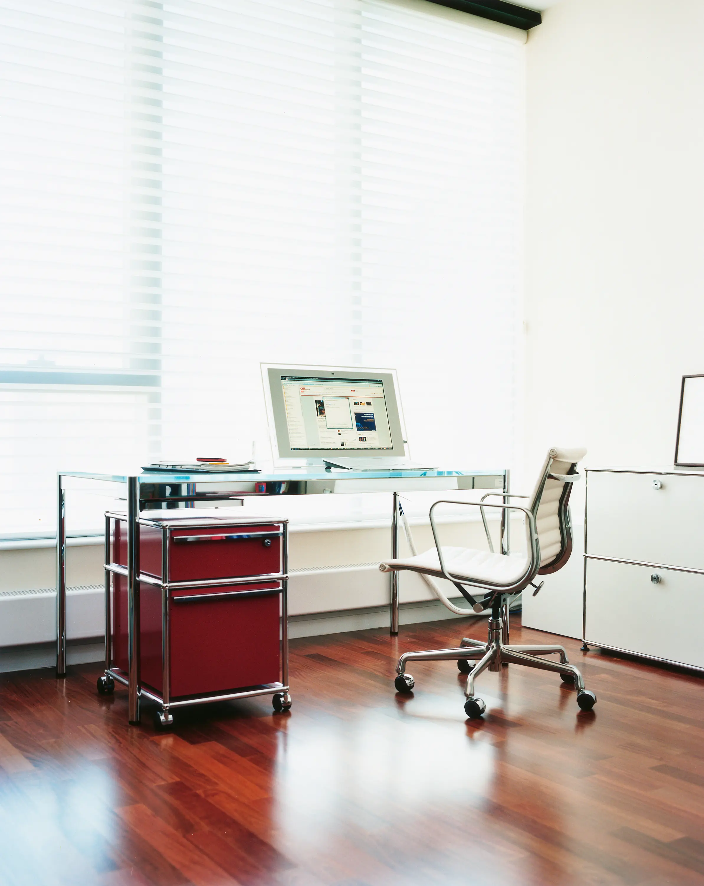 USM - USM Haller Pedestal | USM Ruby Red