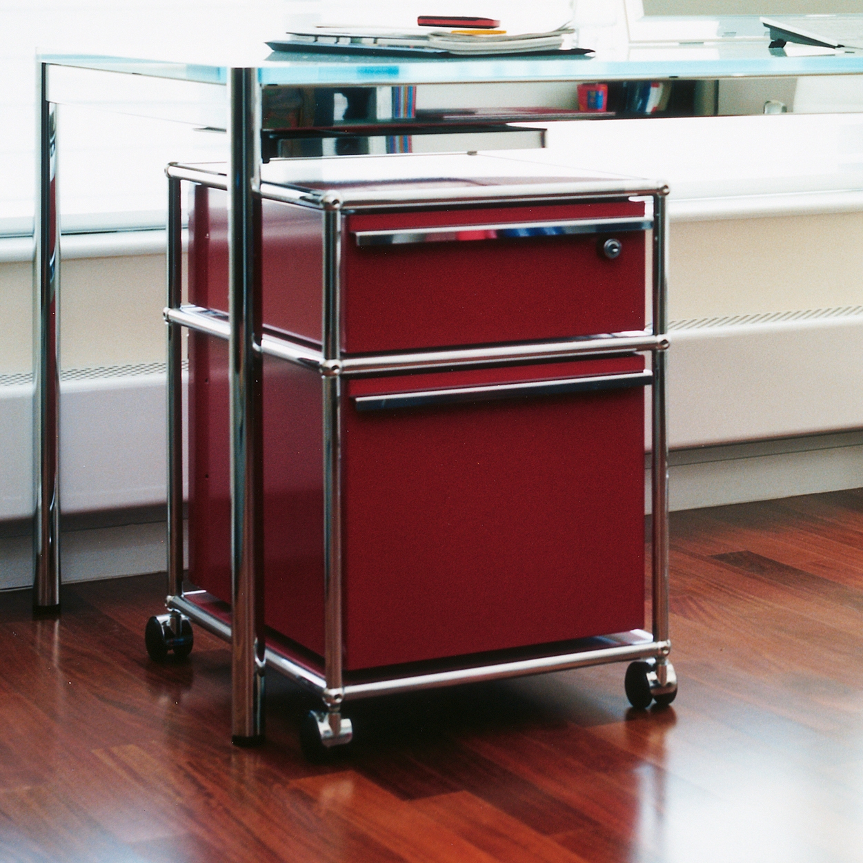 USM Haller Pedestal | USM Ruby Red