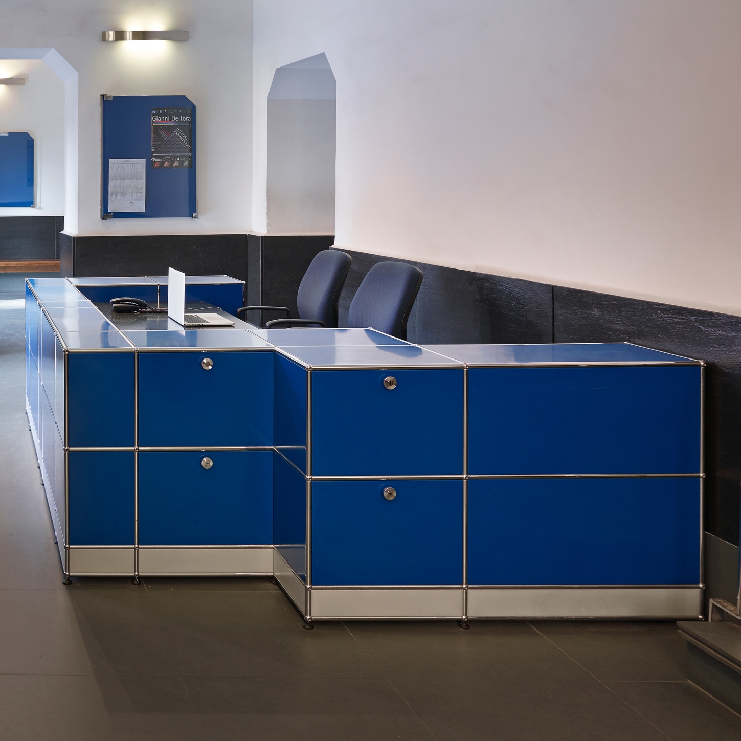 Display product USM Haller Reception Station | Gentian Blue from manufacturer USM