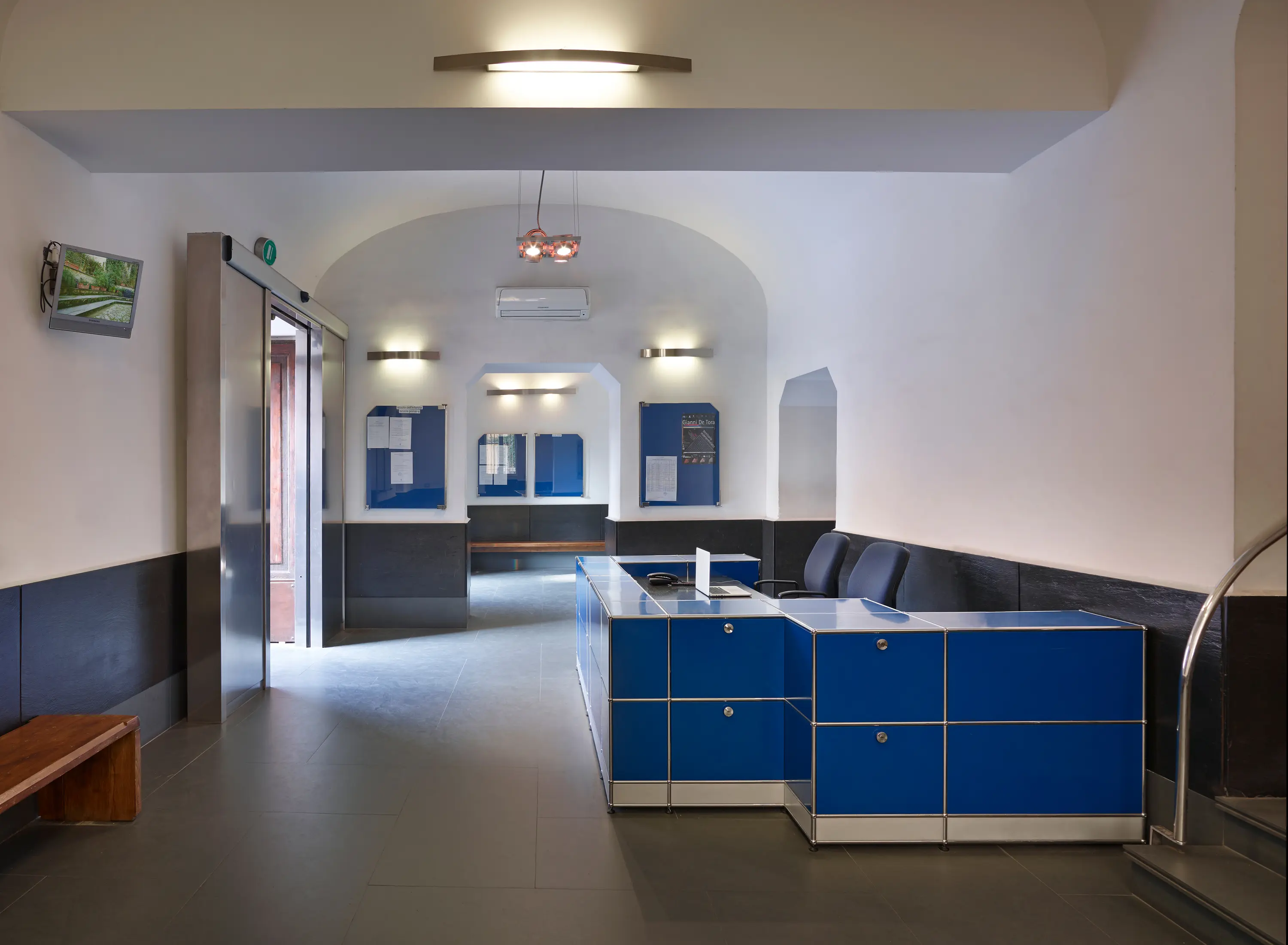 USM - USM Haller Reception Station | Gentian Blue