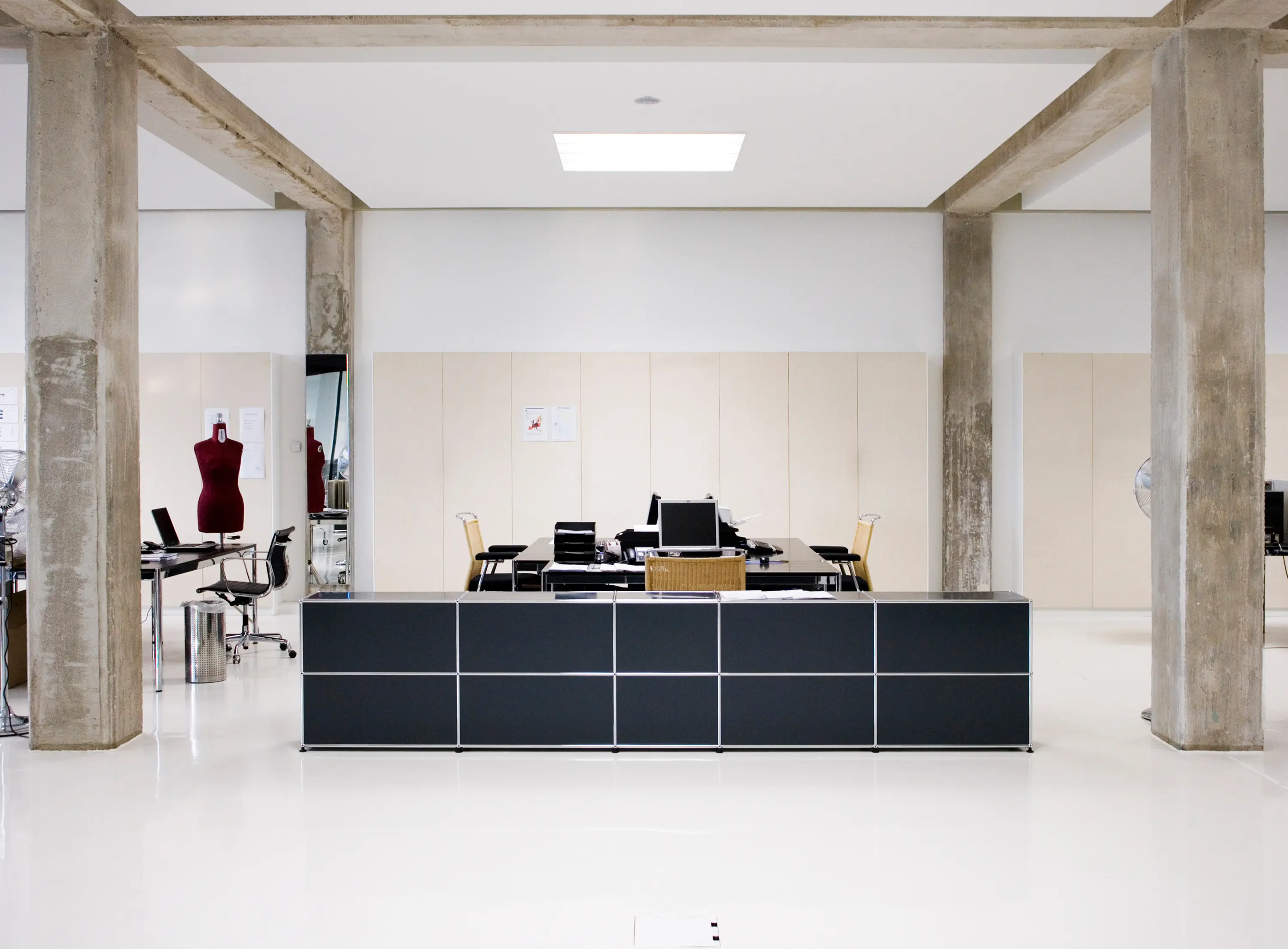 USM - USM Haller Reception Station | Graphite Black