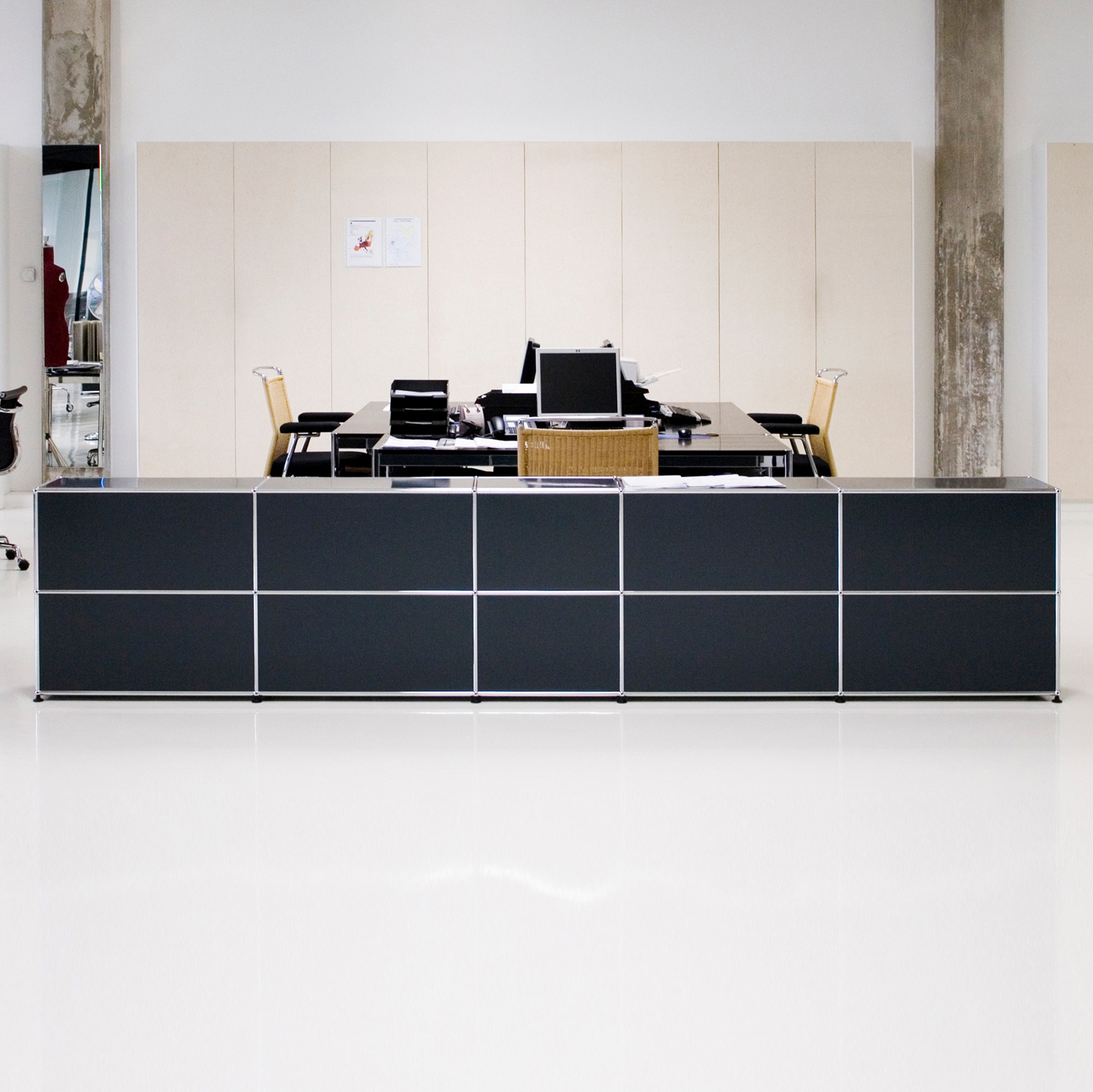 Produkt USM Haller Reception Station | Graphite Black des Herstellers USM anzeigen