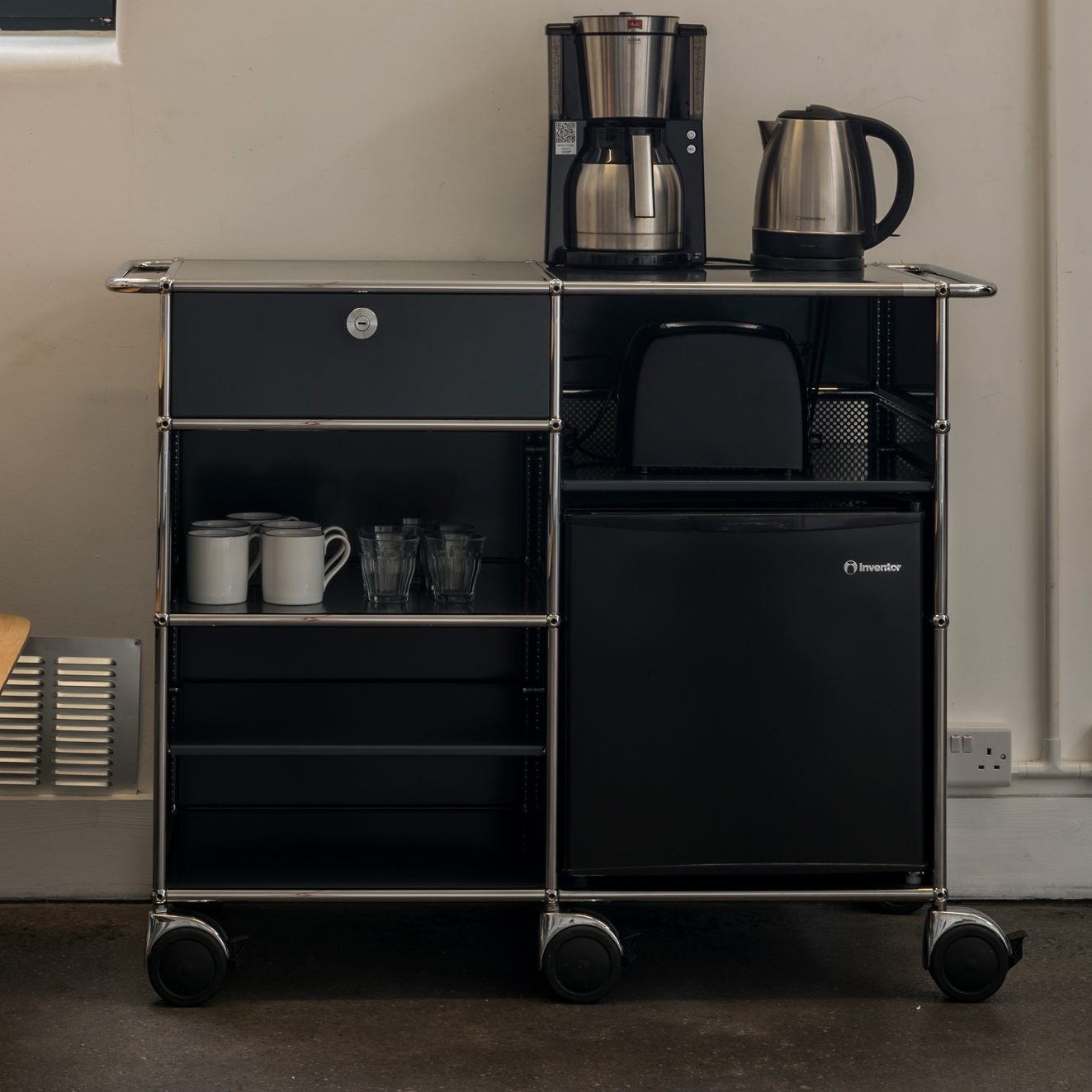 Mostrar el producto USM Haller Serving Cart | Anthracite del fabricante USM