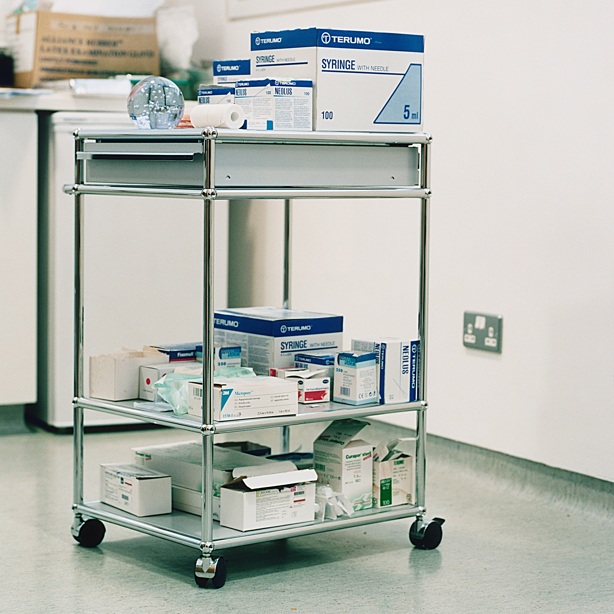 Display product USM Haller Serving Cart | Light Gray from manufacturer USM