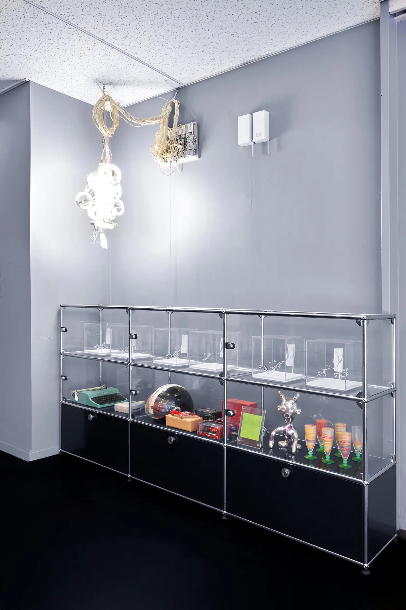 USM HALLER SHOWCASE | GRAPHITE BLACK - Display cabinets from USM