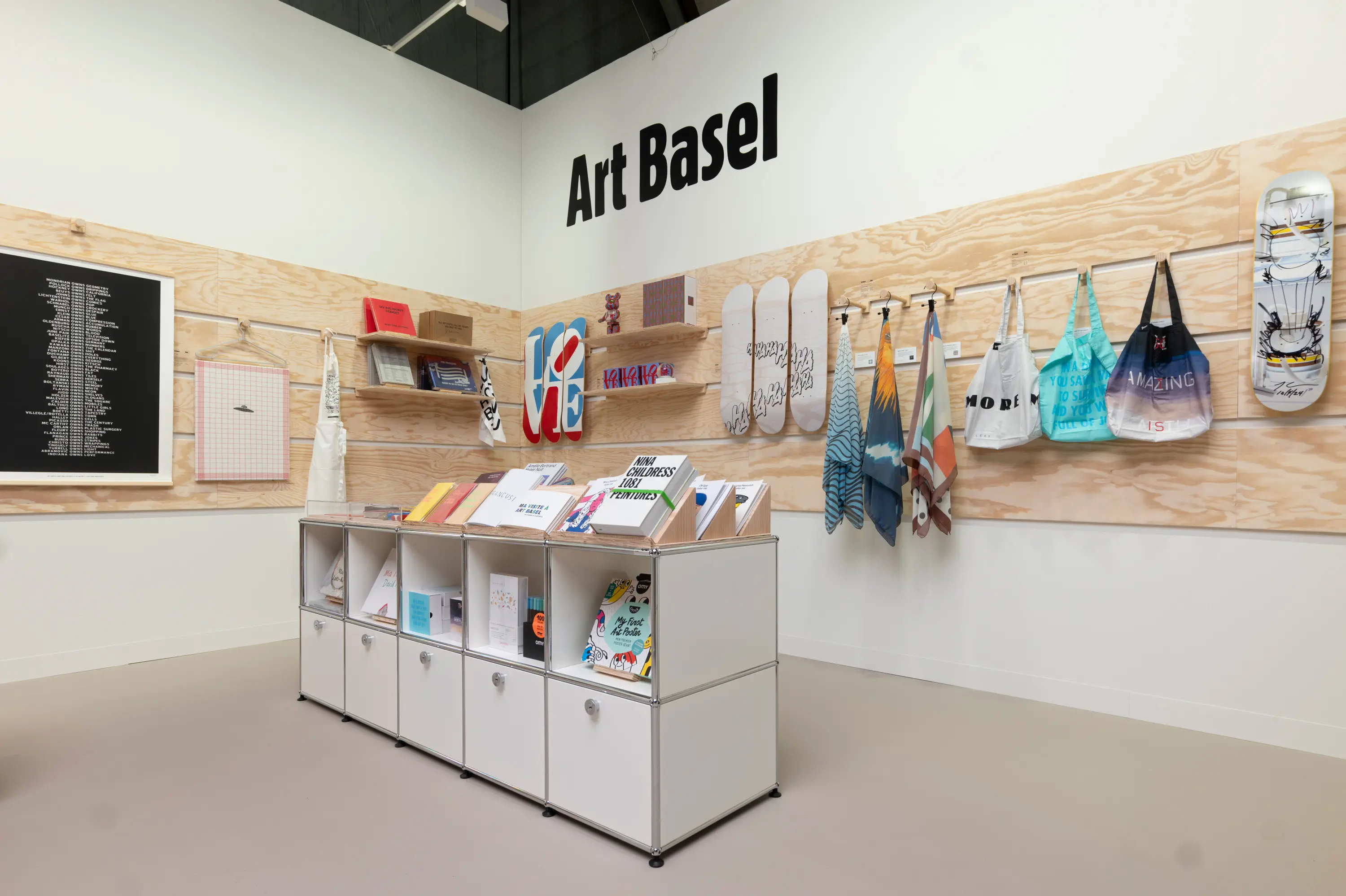 USM - USM Haller Showcase | Pure White