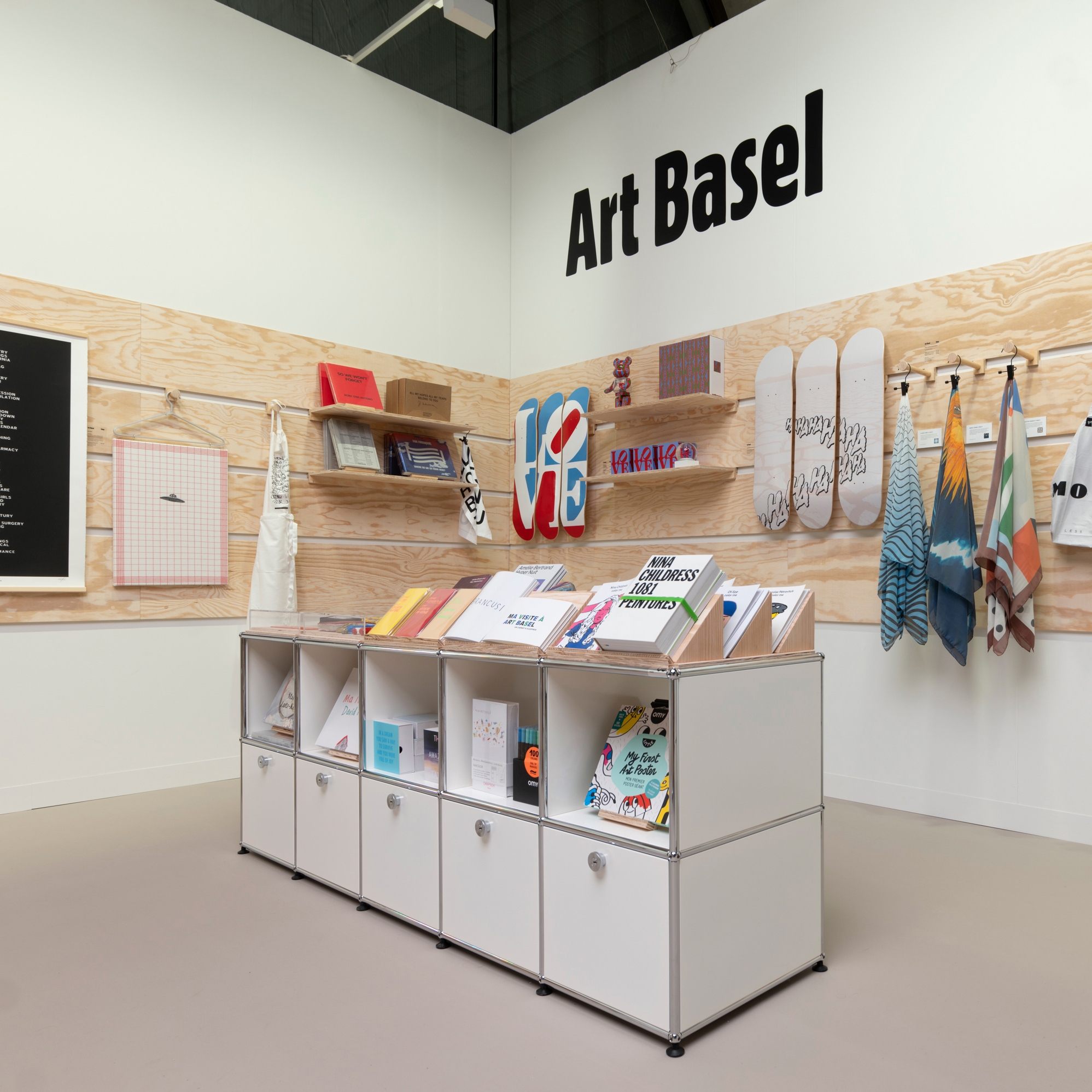 Display product USM Haller Showcase | Pure White from manufacturer USM