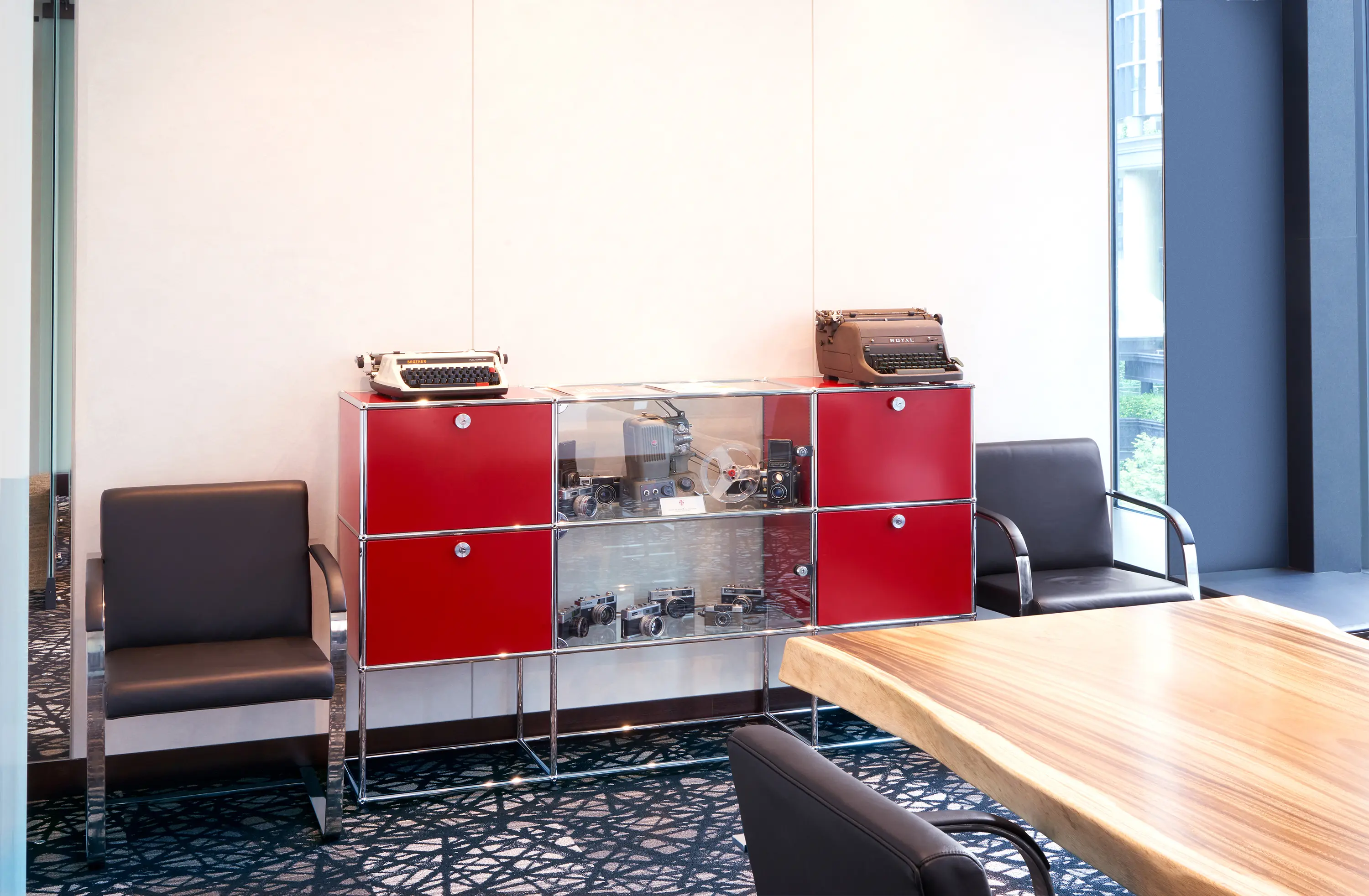 USM - USM Haller Showcase | USM Ruby Red