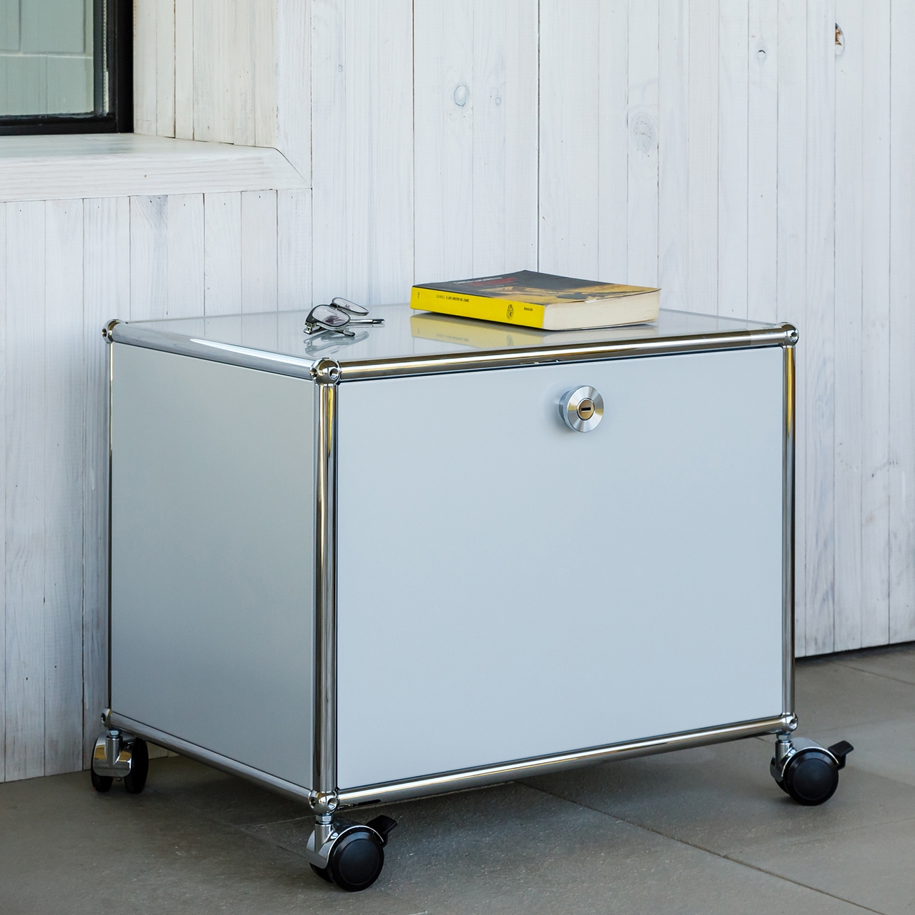 Display product USM Haller Sidetable | Light Gray from manufacturer USM