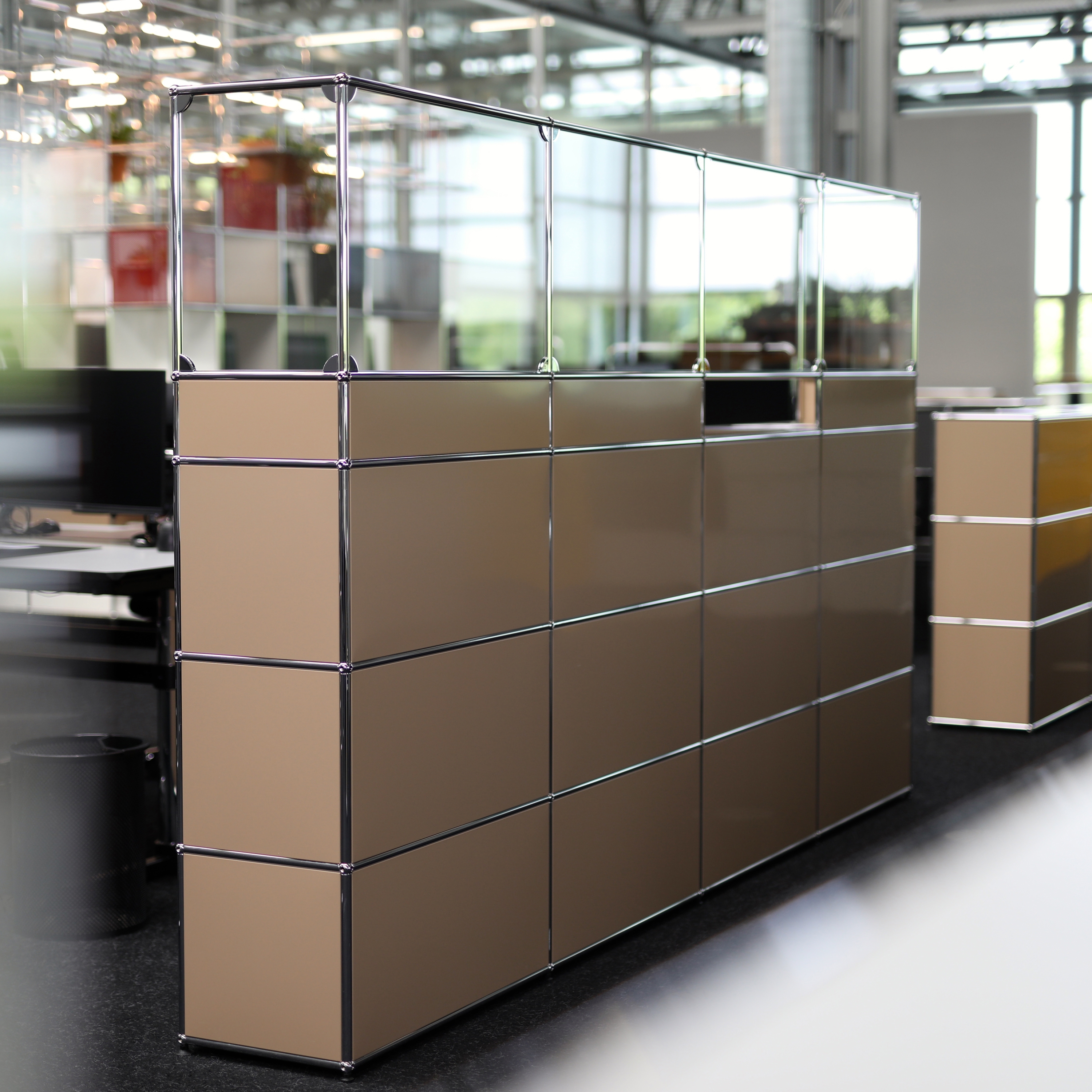 Afficher le produit USM Haller Reception Station with Protection Screen | USM beige du fabricant USM