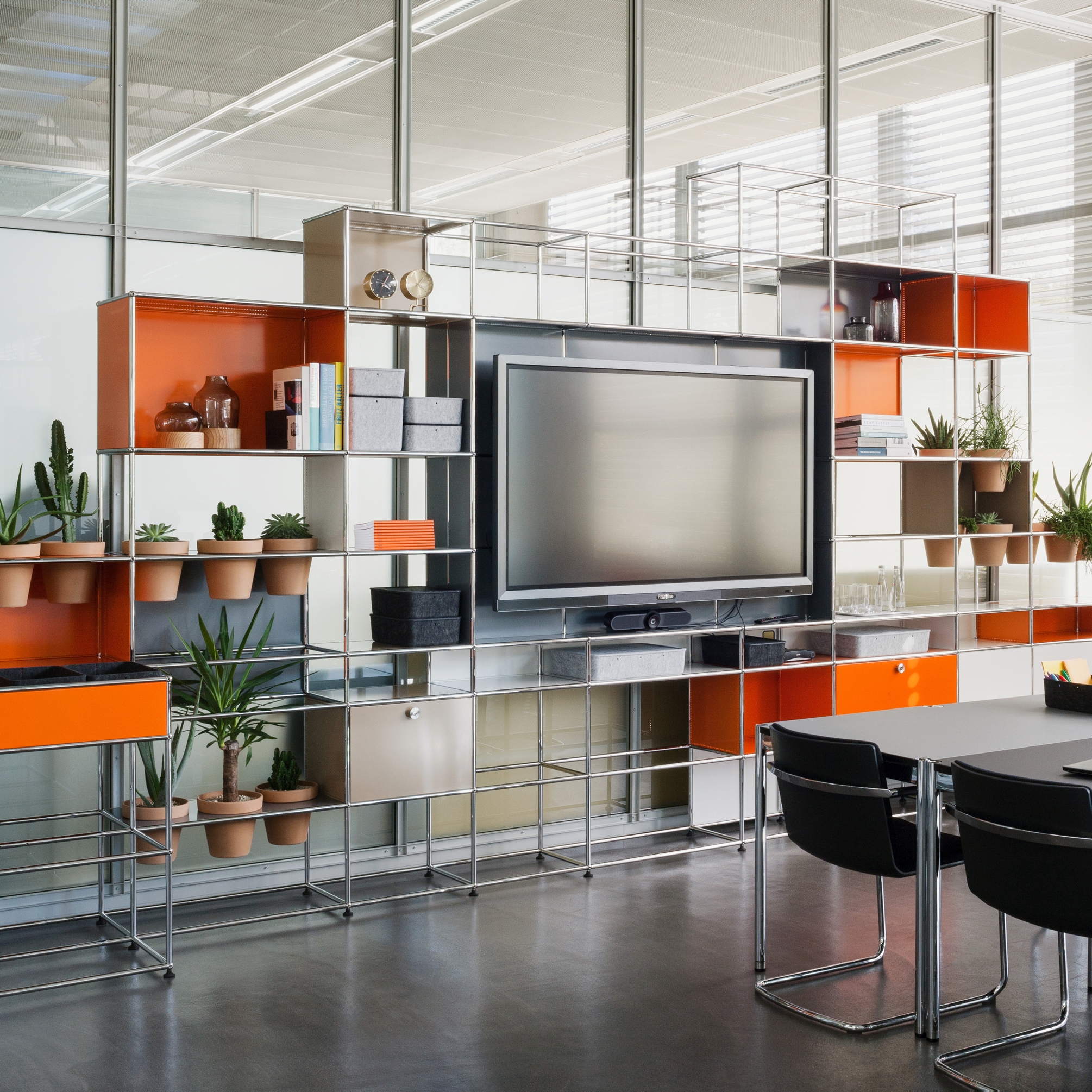 Produkt USM Haller Media mit Pflanzenwelten | Reinorange des Herstellers USM anzeigen