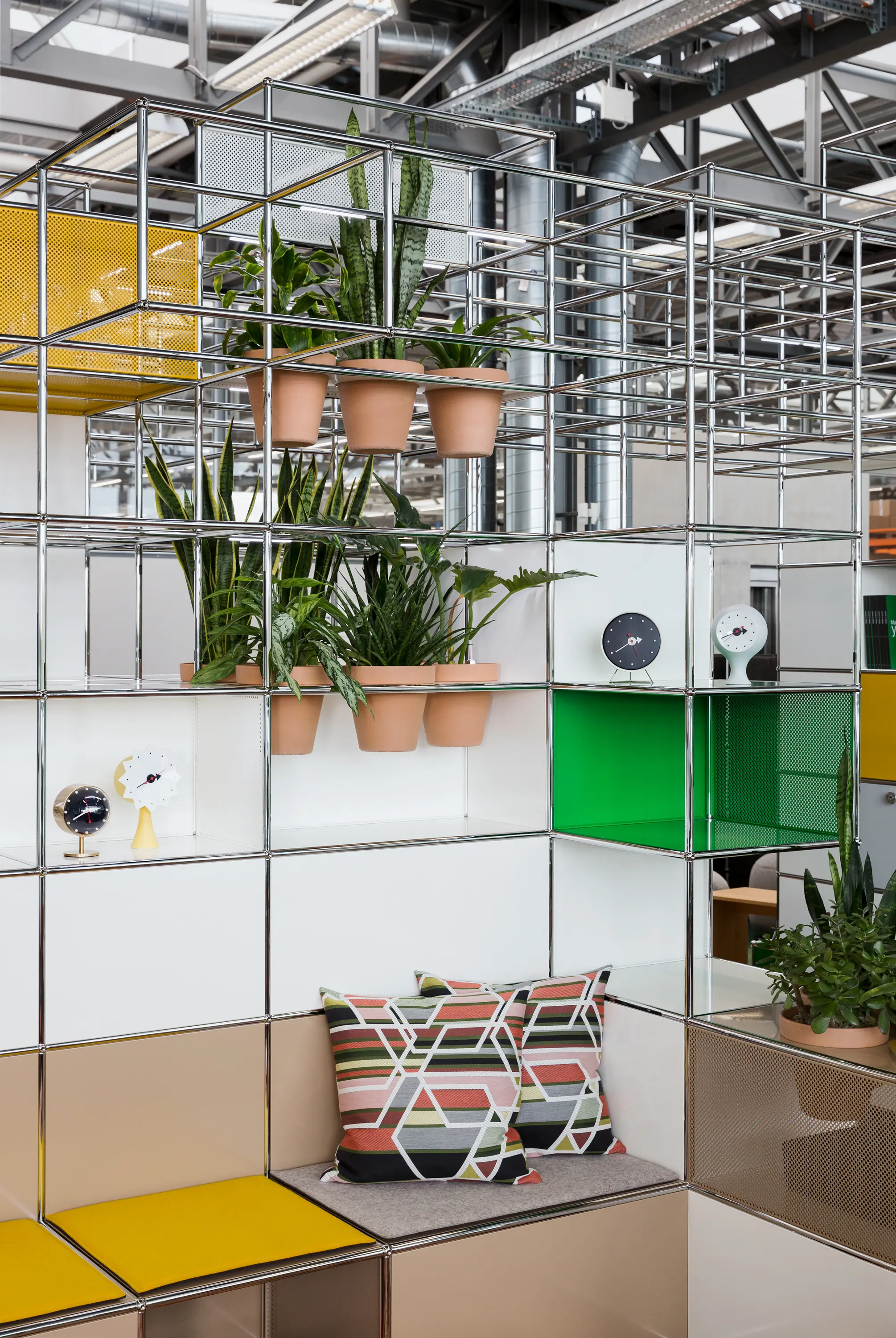 USM - USM Haller Reception with World of Plants | Pure White