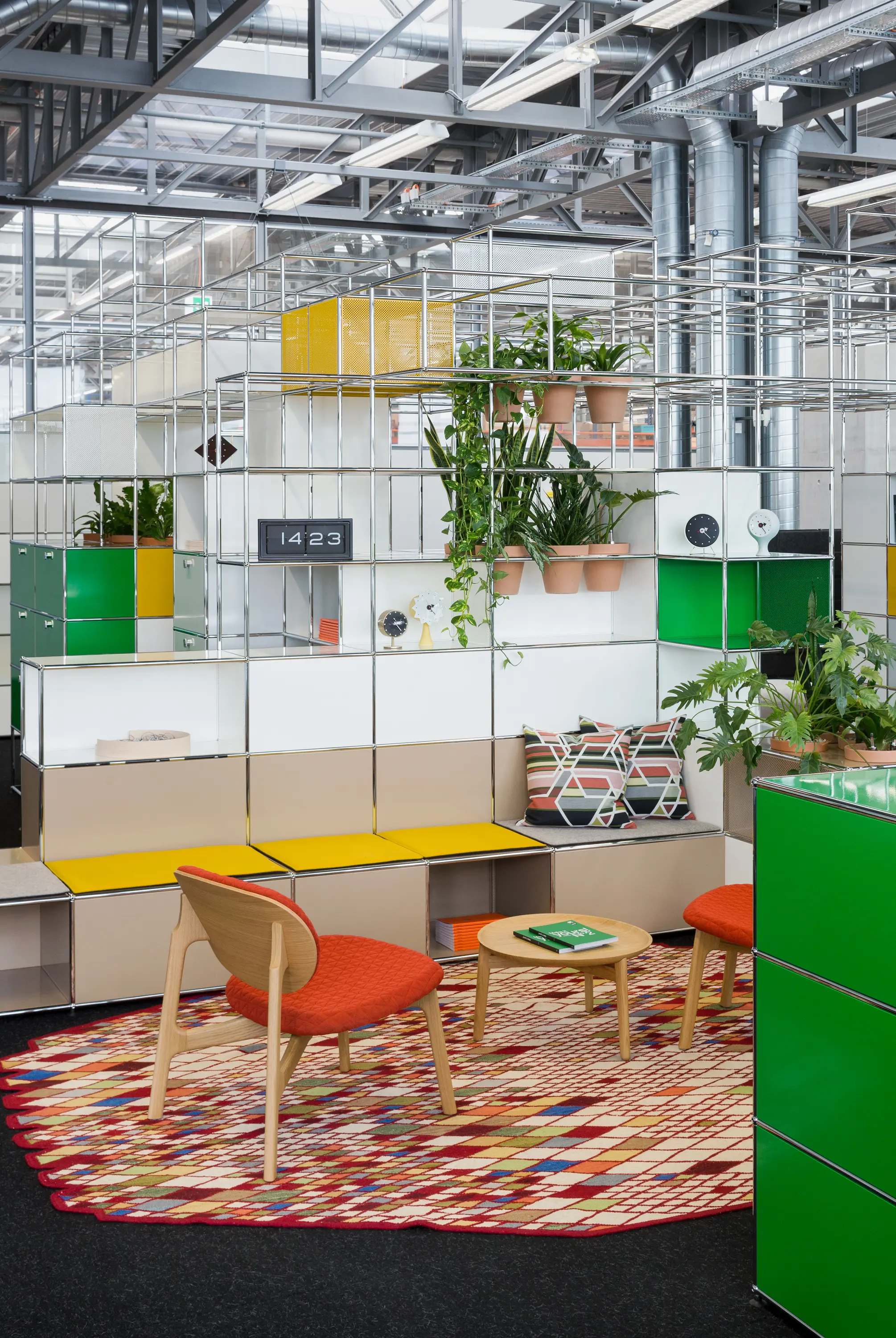 USM - USM Haller Reception with World of Plants | Pure White