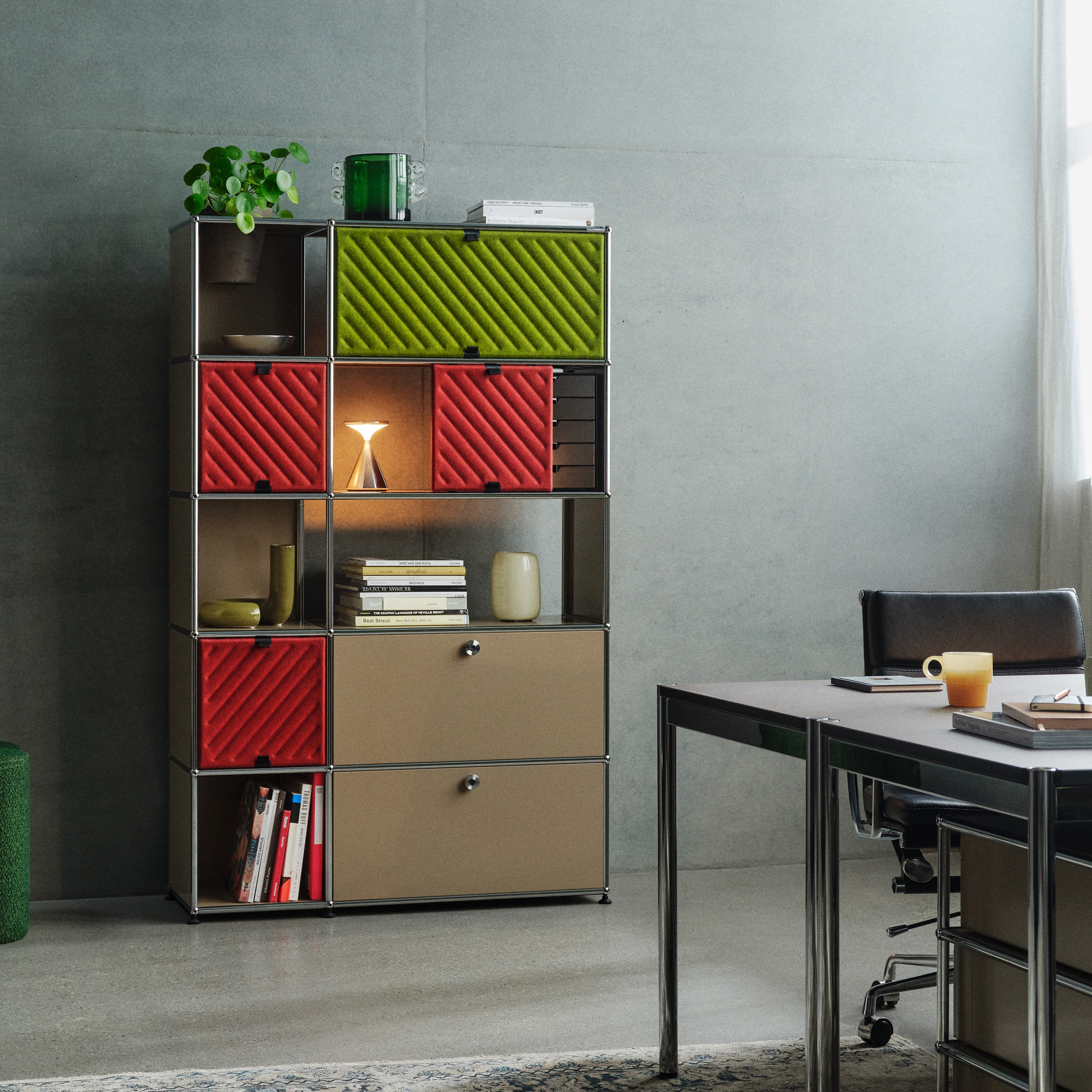 Produkt USM Haller Soft Panel | Regal Grün und Rot Diagonal des Herstellers USM anzeigen