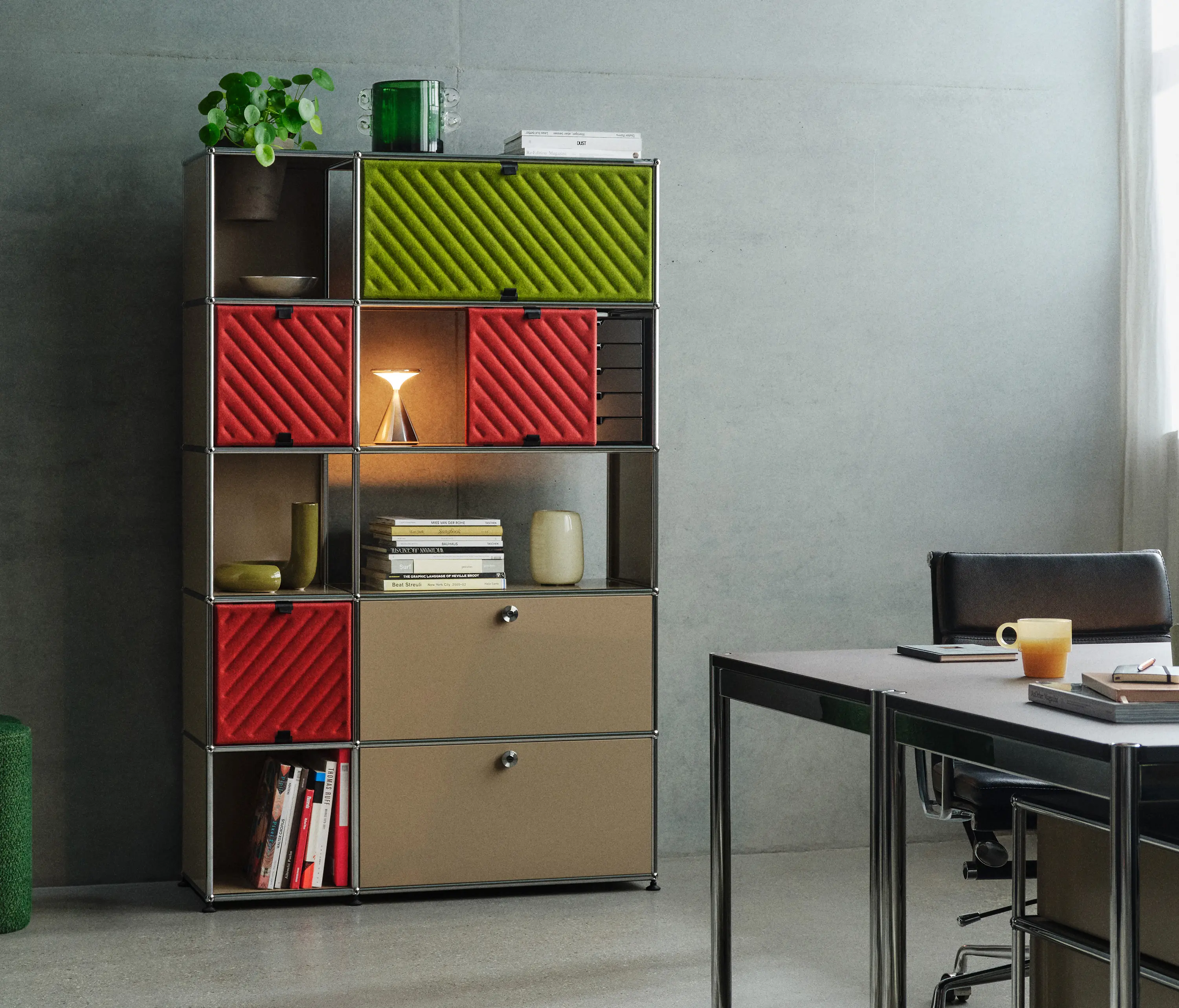 USM - USM Haller Soft Panel | Shelving Green and Red diagonal