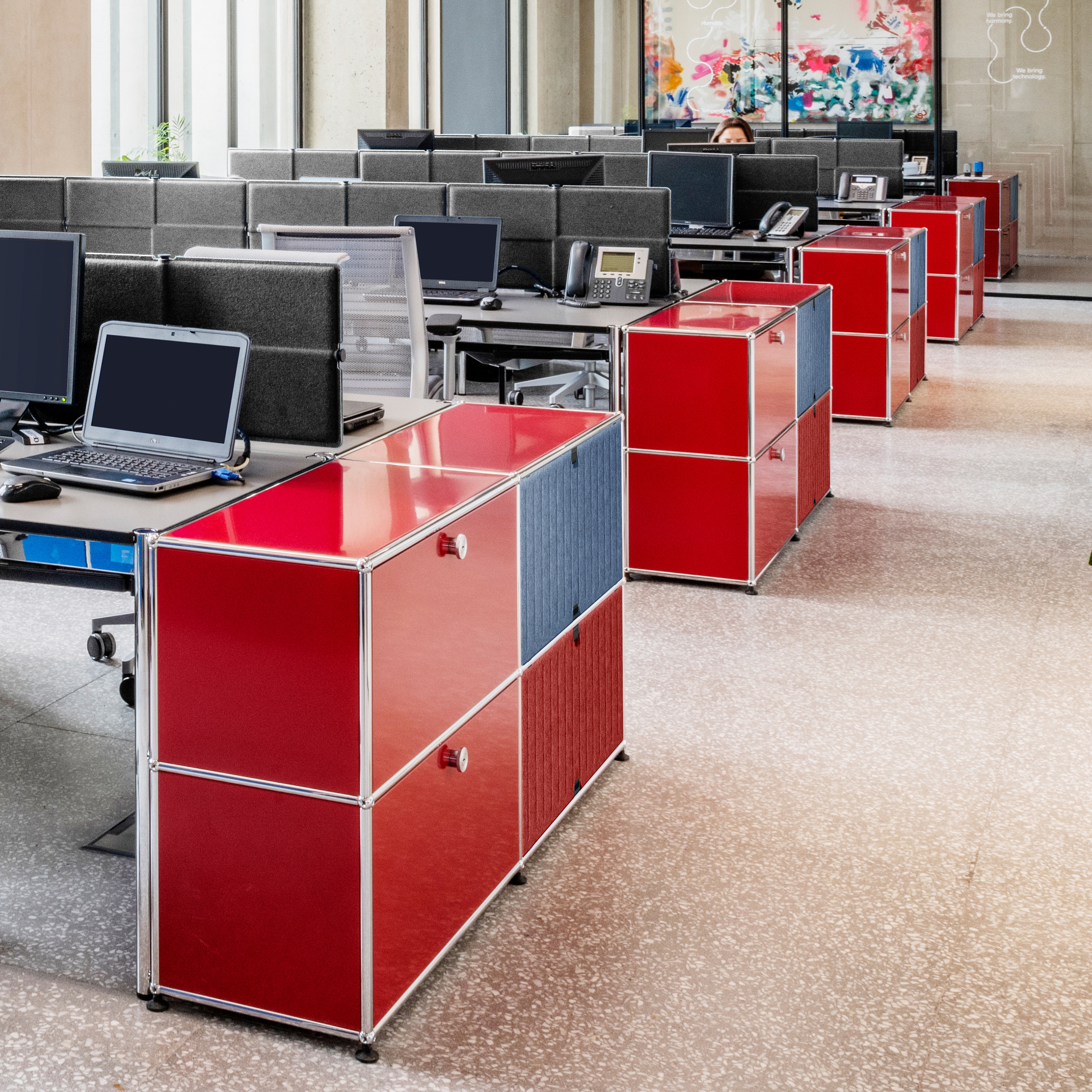 Produkt USM Haller Soft Panel | Aufbewahrung Rot und Blau Vertikal des Herstellers USM anzeigen