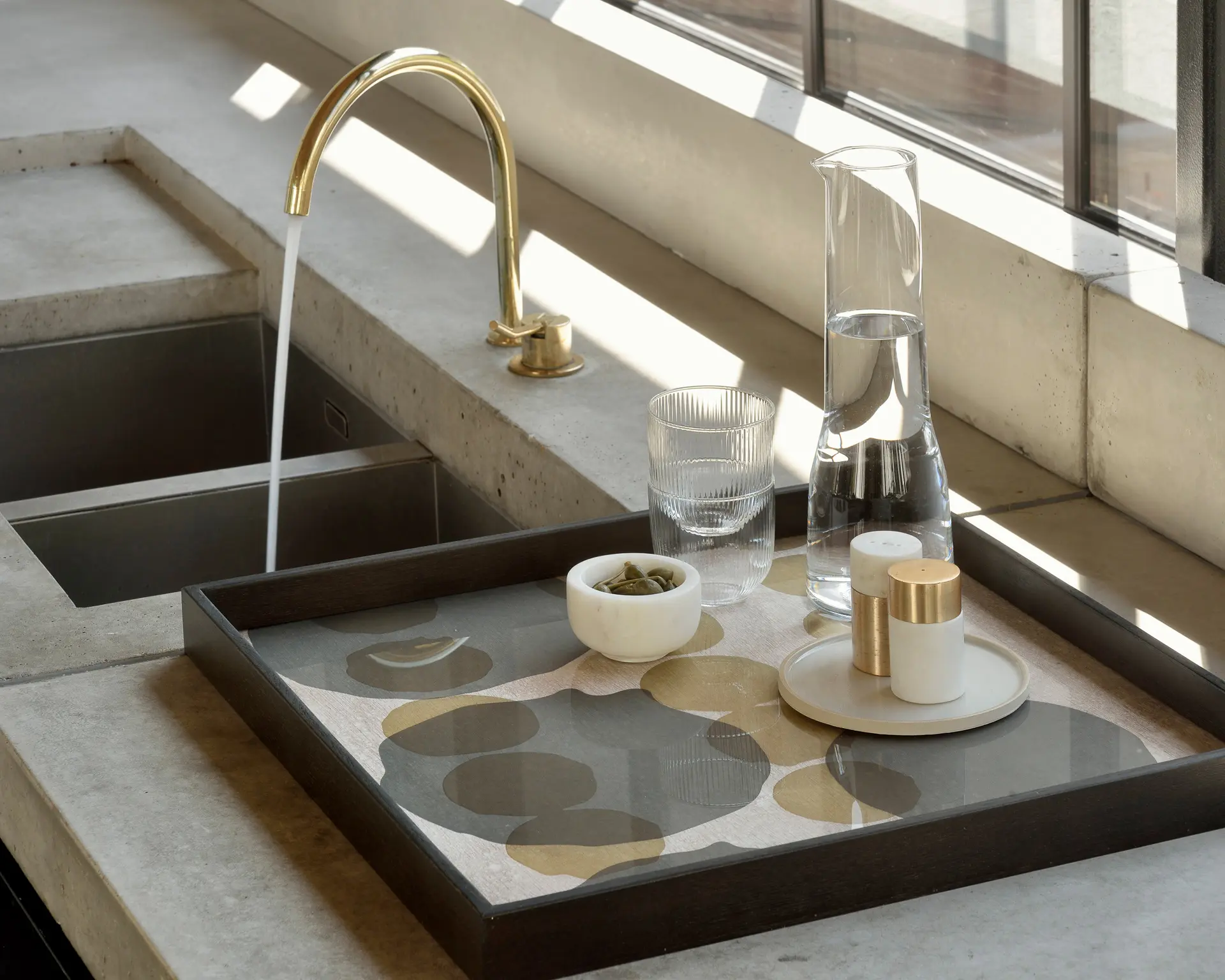 Ethnicraft - Translucent Silhouettes tray collection | Connected Dots glass tray - round - S