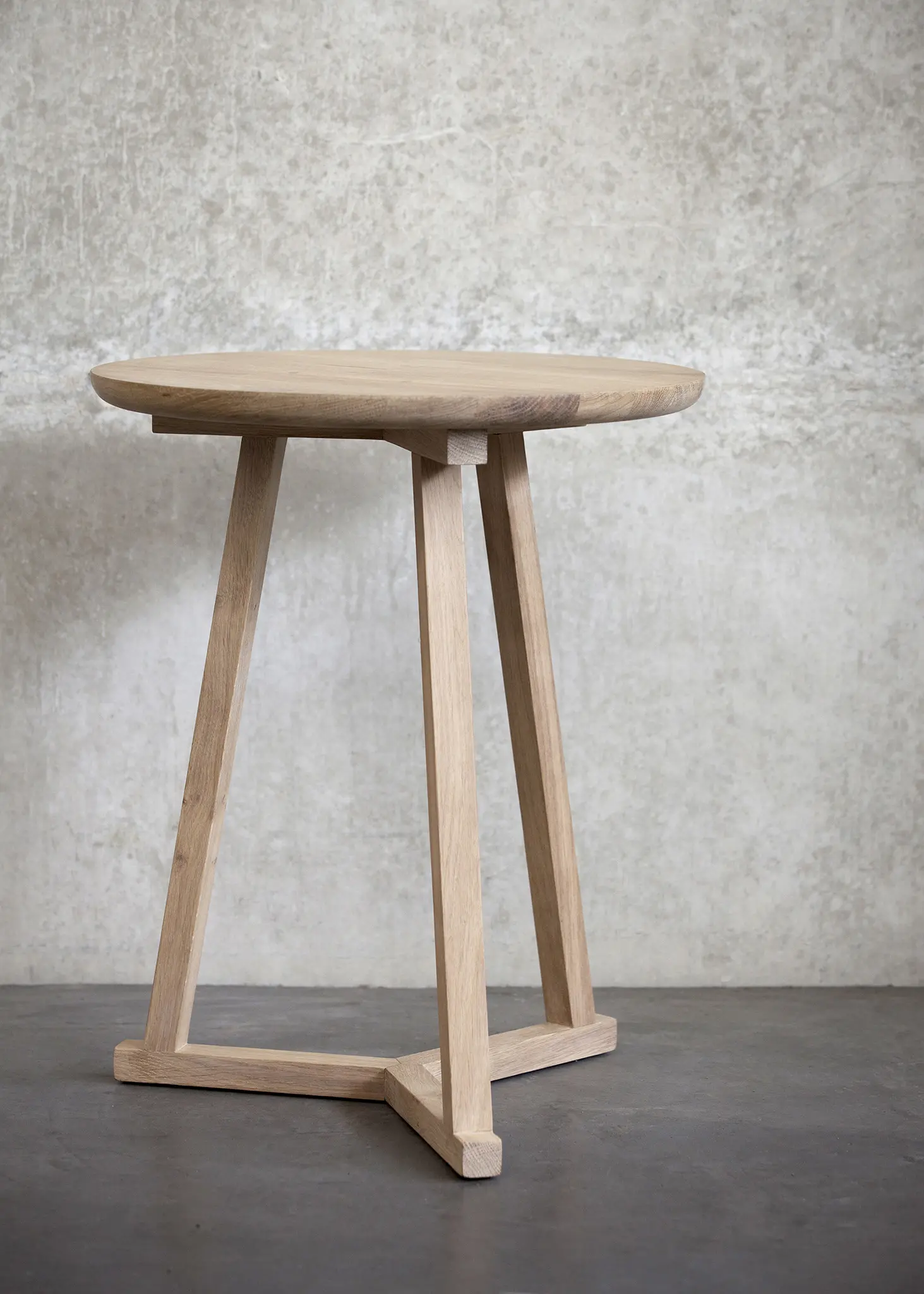 Ethnicraft - Tripod | Oak black side table - varnished