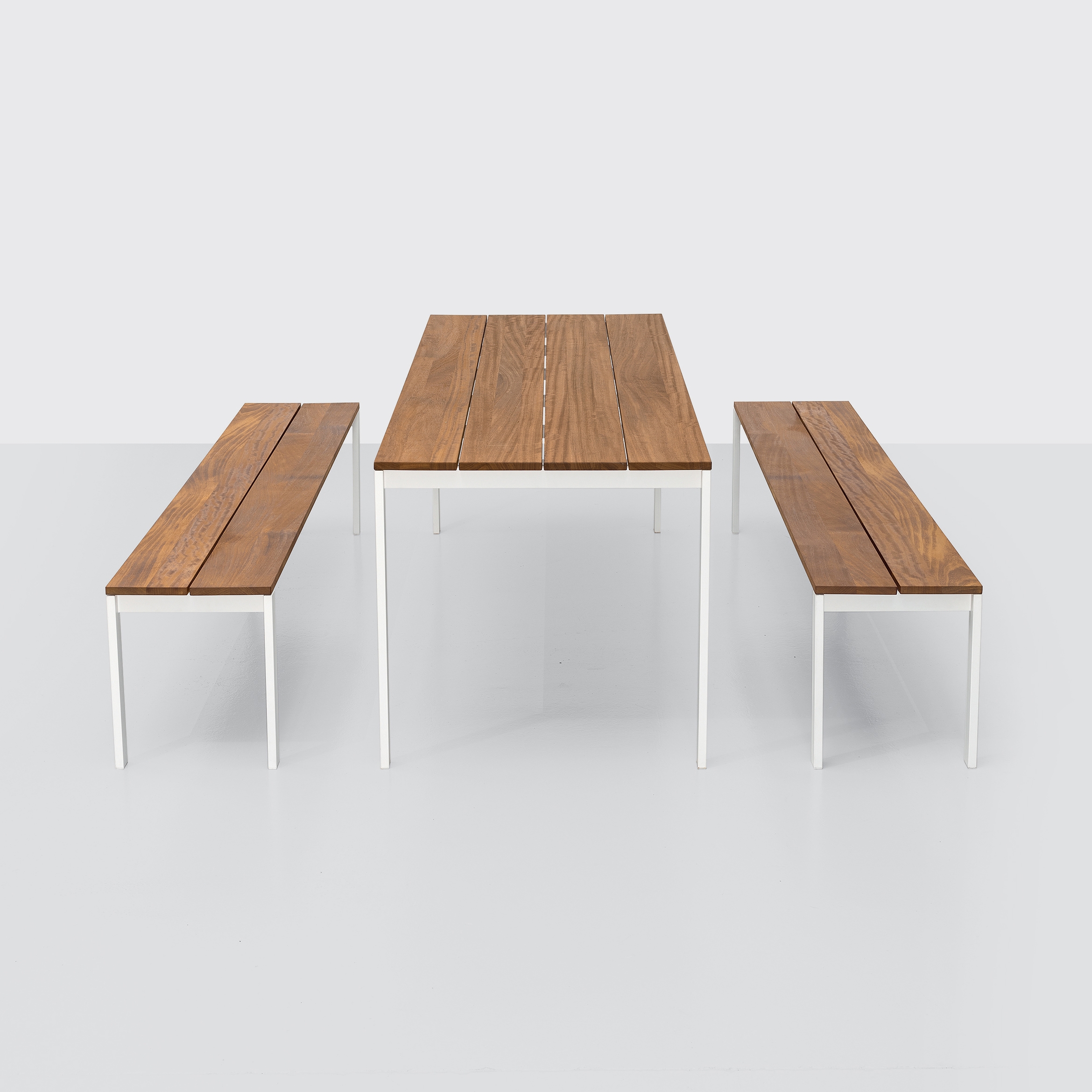Mostra il prodotto be-Easy slatted Table & Benches del produttore Kristalia