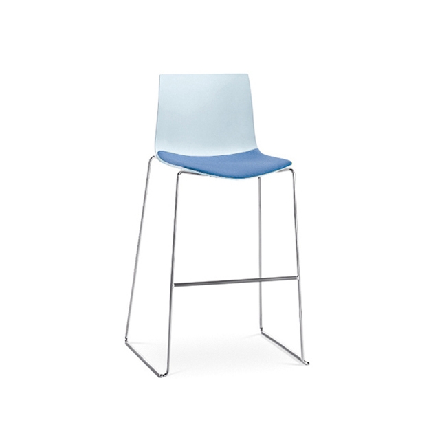 Display product Catifa 46 | Bar stool, sled base from manufacturer Arper