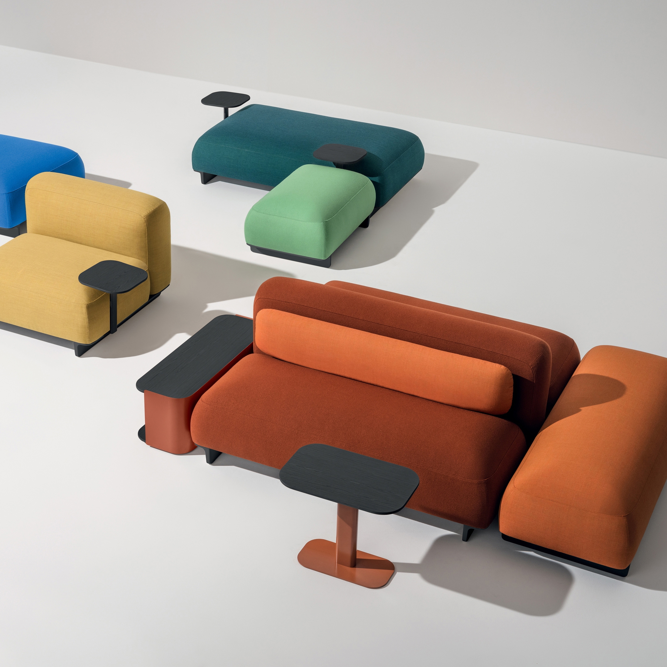 Afficher le produit Ralik – 2 seater Pouf du fabricant Arper