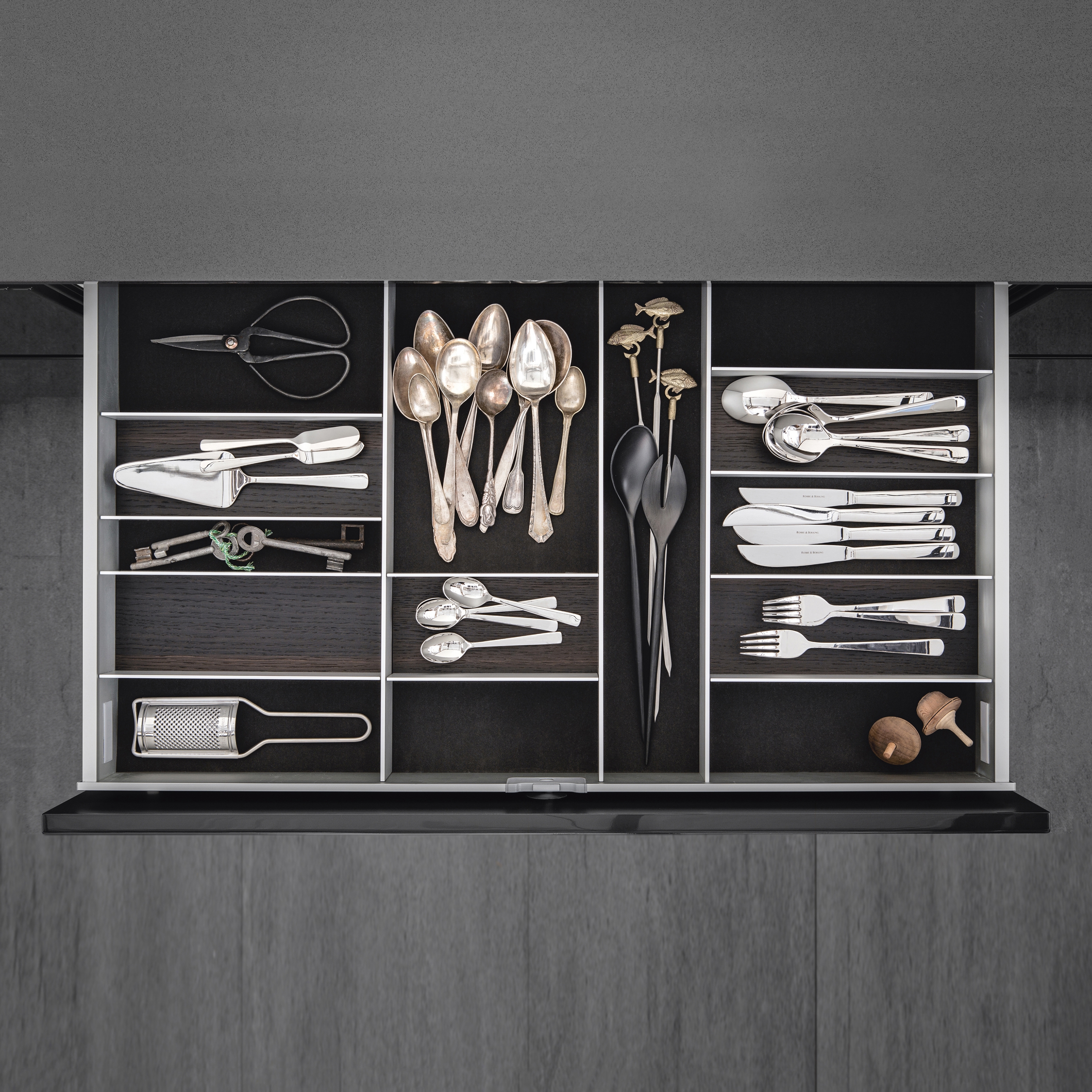 Afficher le produit Interior | Aluminum interior accessories, smoked chestnut du fabricant SieMatic
