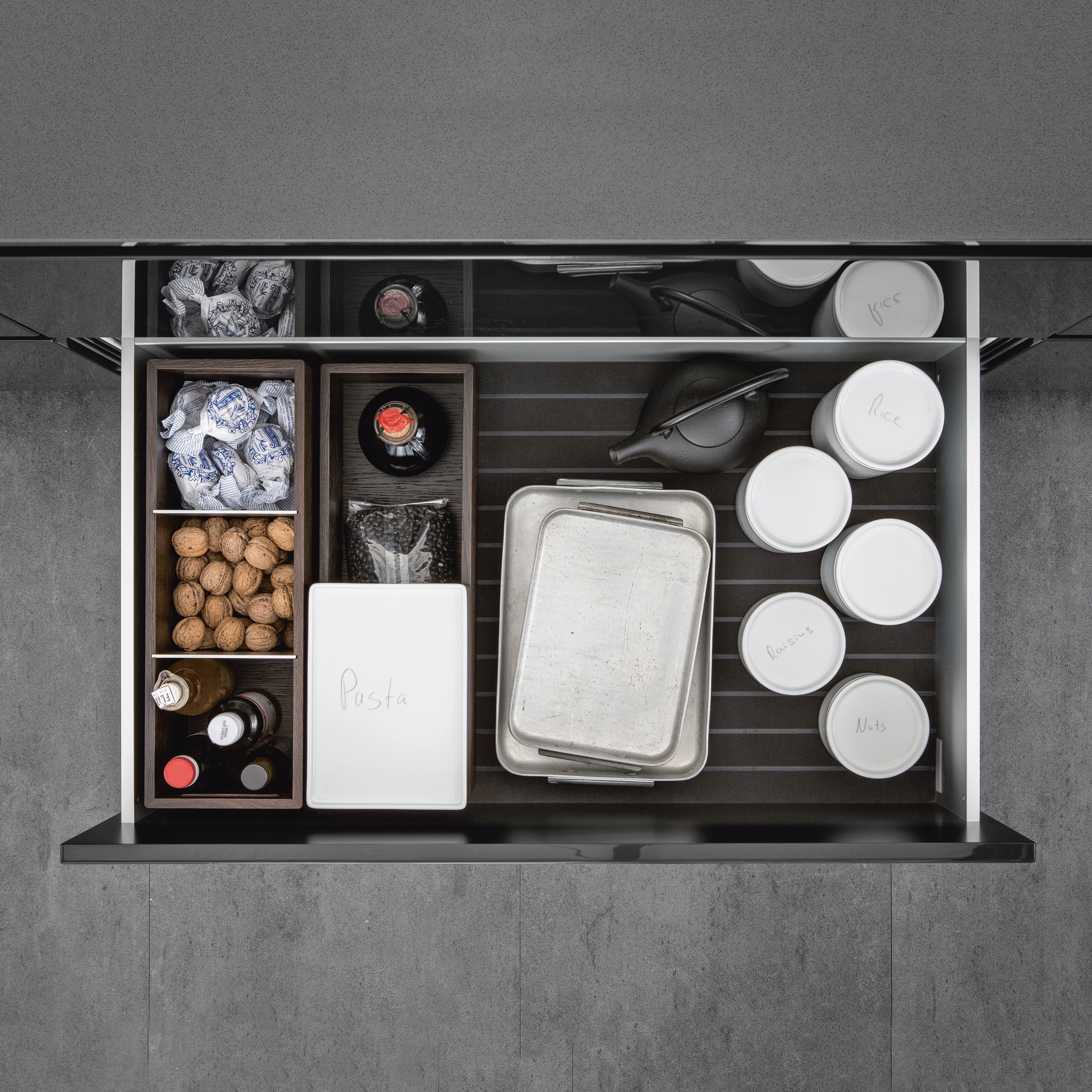 Produkt Innenausstattungen | Aluminium Innenausstattung, Rauchkastanie des Herstellers SieMatic anzeigen