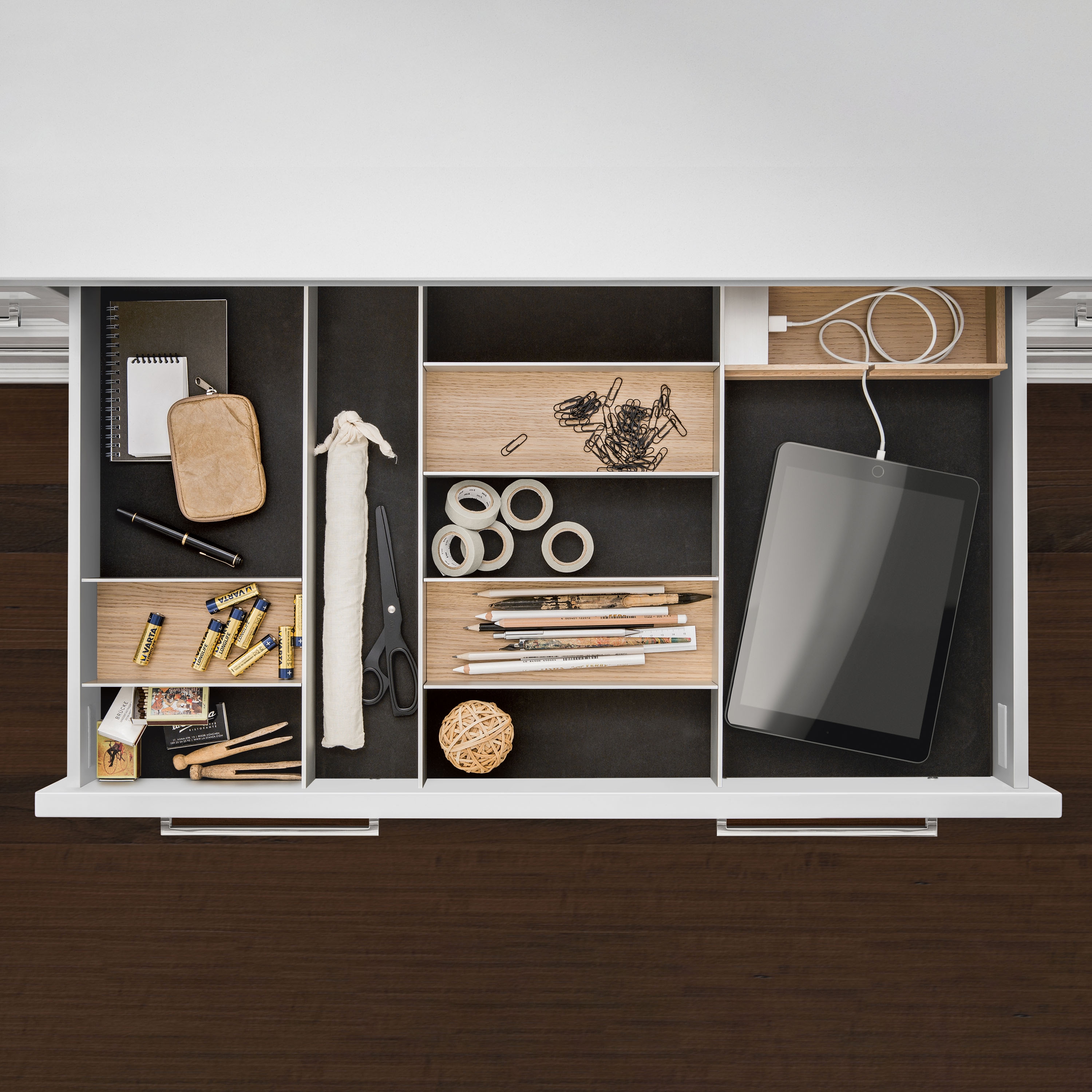 Mostra il prodotto Interior | Aluminum interior accessories, light oak del produttore SieMatic