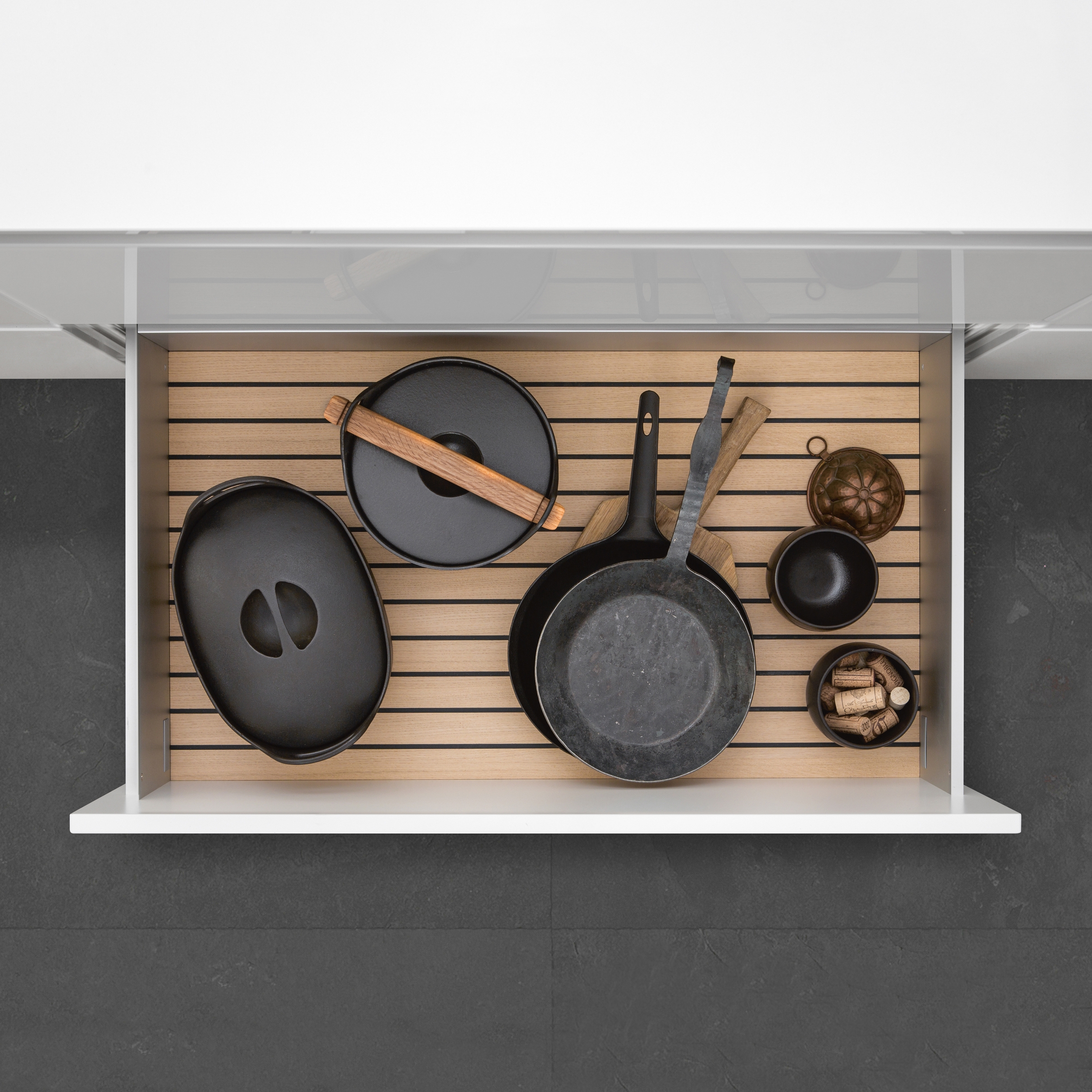Afficher le produit Interior | Aluminum interior accessories, light oak du fabricant SieMatic