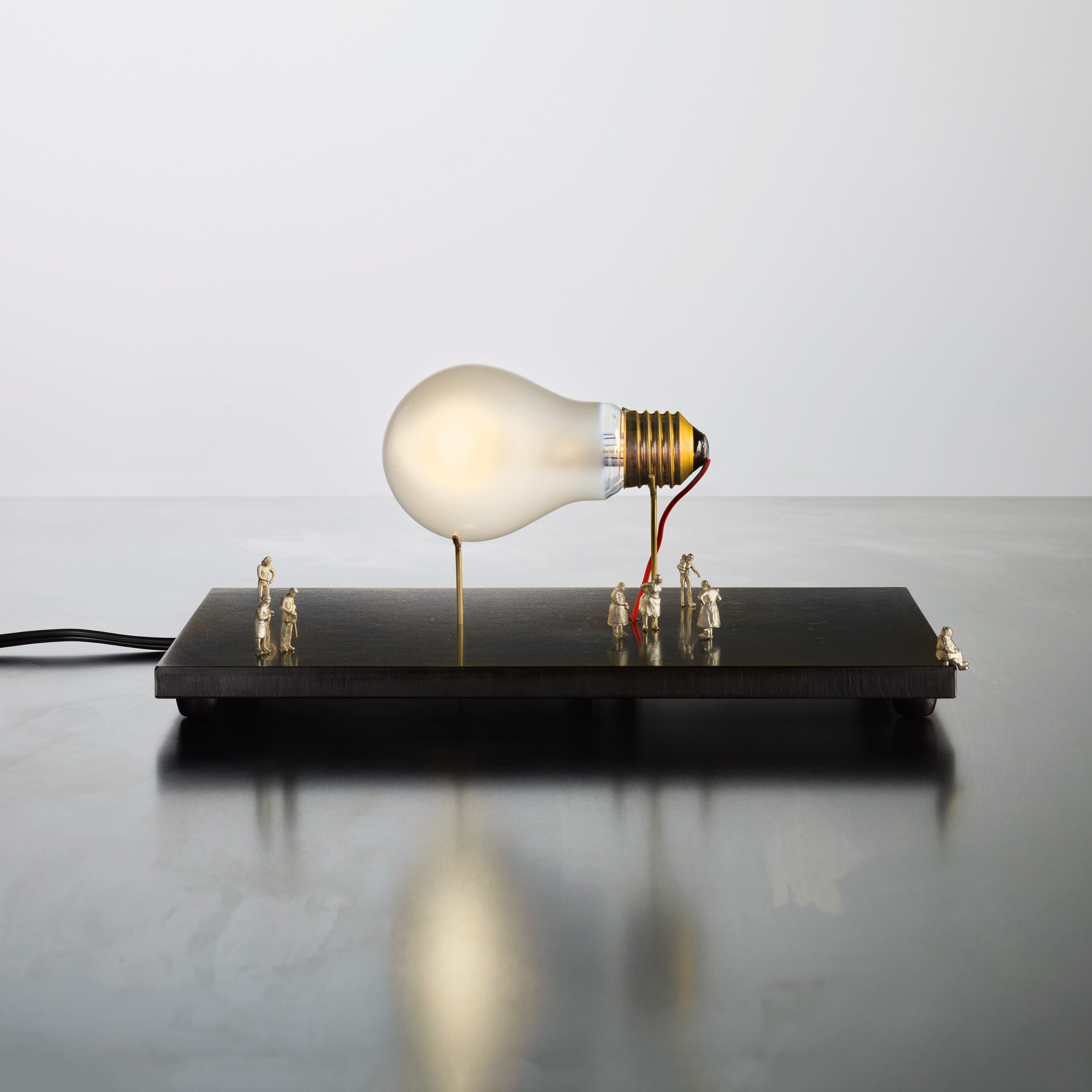Display product I Ricchi Poveri – Monument for a Bulb from manufacturer Ingo Maurer