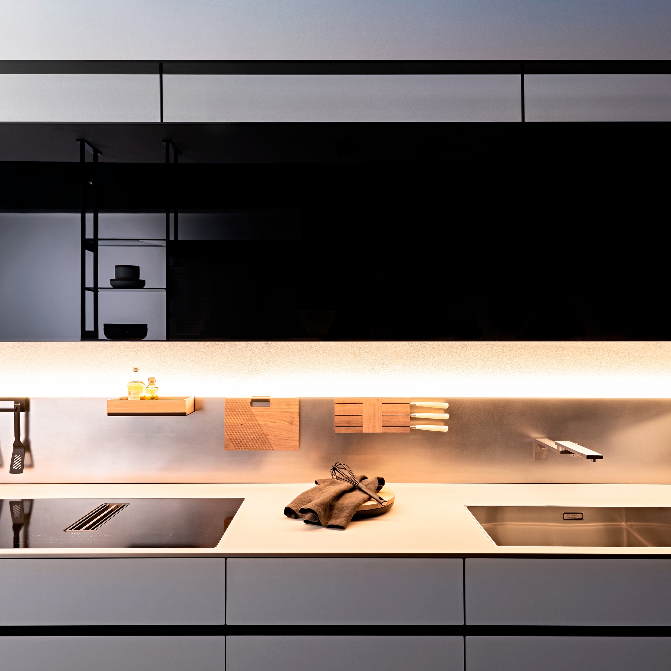 Mostra il prodotto Schienale sopratop attrezzato del produttore Valcucine