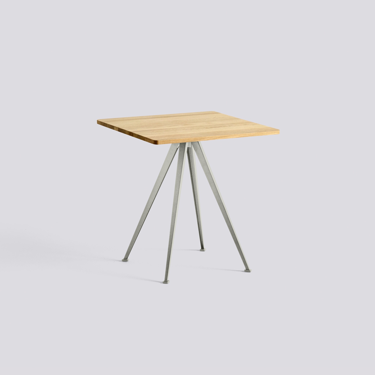Mostra il prodotto Pyramid Café Table 21 del produttore HAY