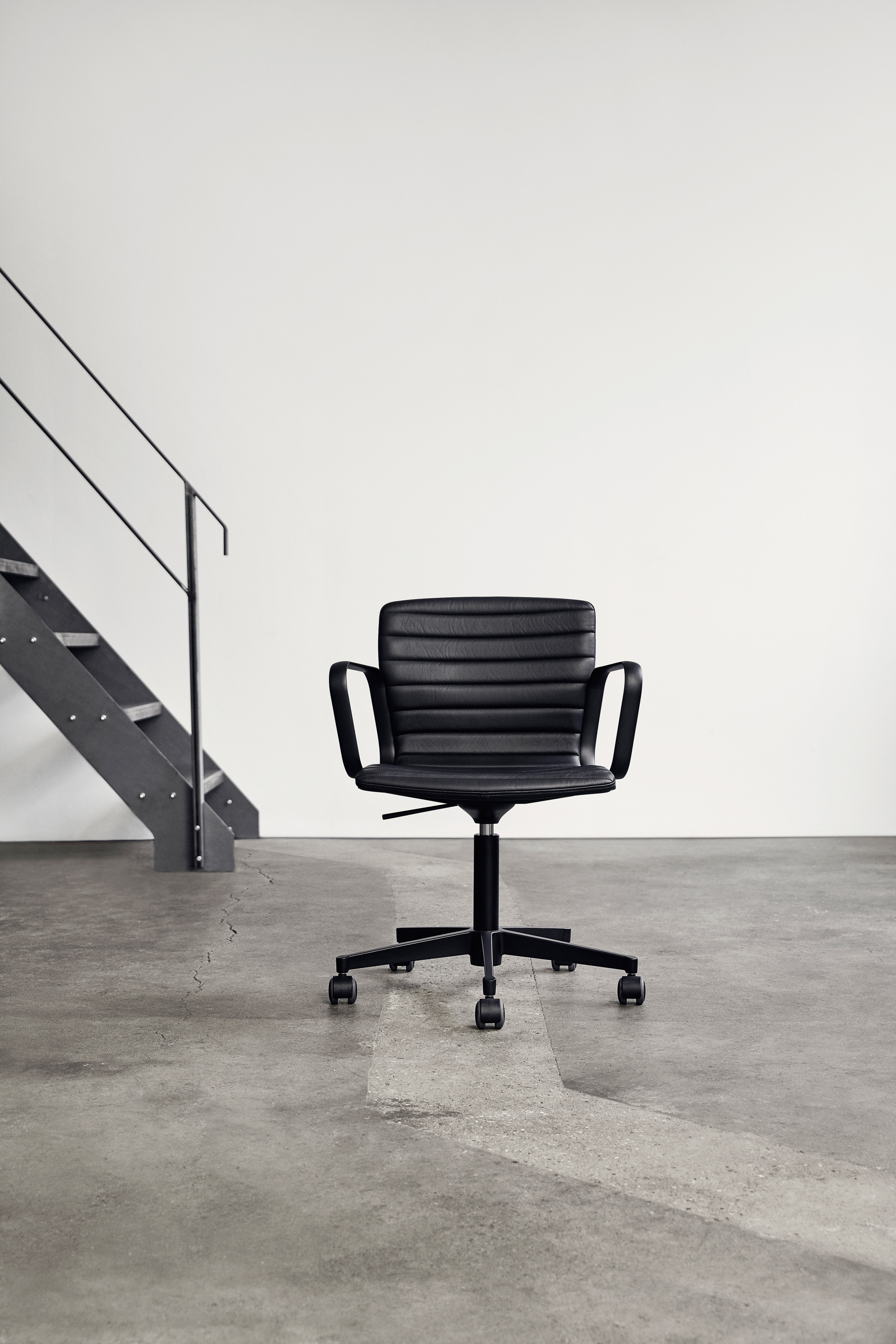 Display product Butterfly Swivel - Black Edition from manufacturer Magnus Olesen