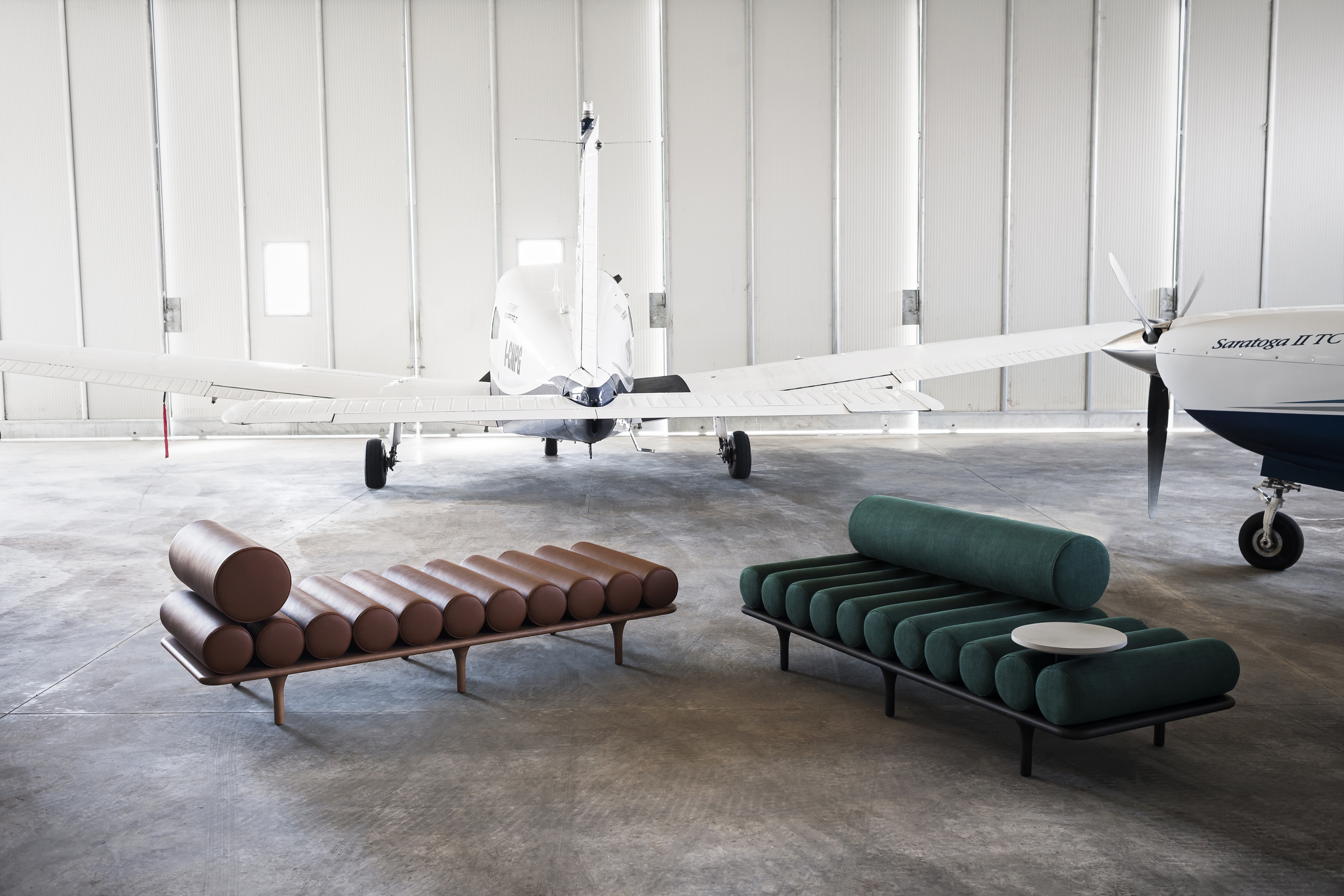 Produkt Five to Nine Daybed with Backrest and Cement Right Table des Herstellers Tacchini Italia anzeigen
