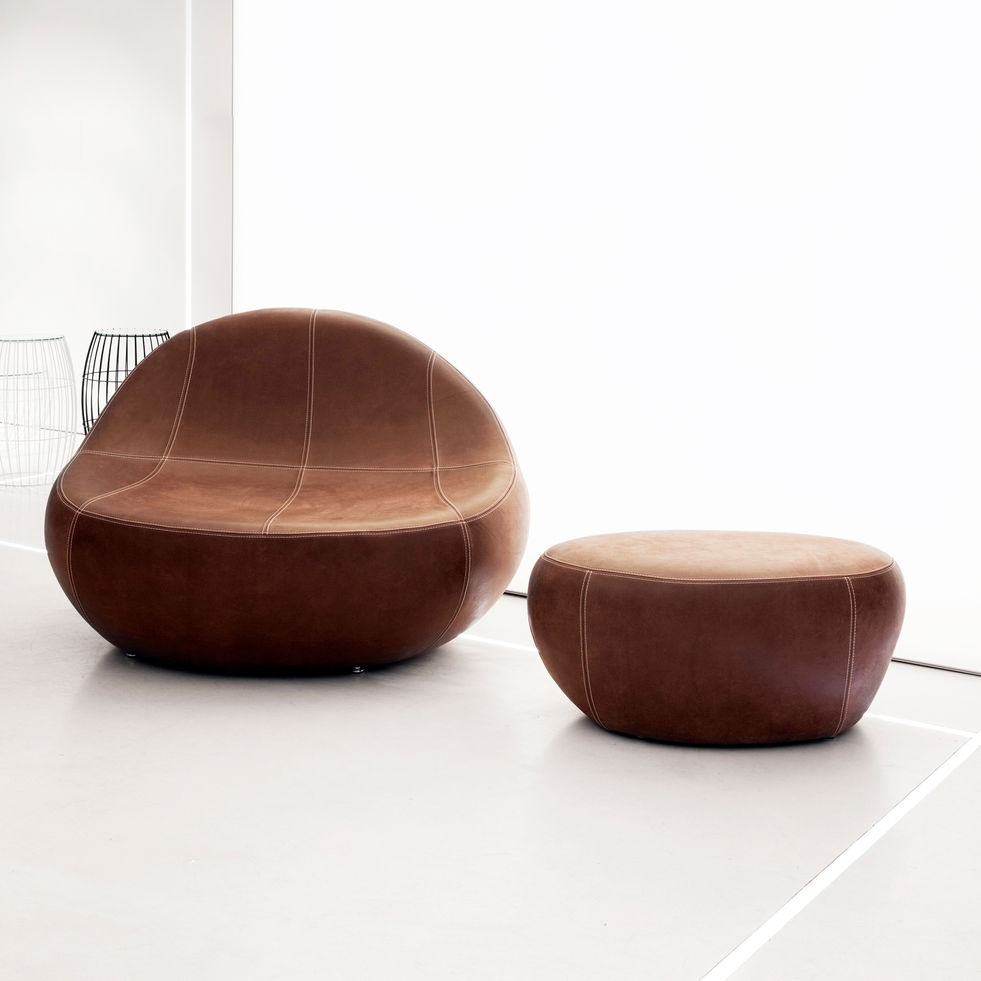 Mostra il prodotto Baby Flirtstone | Baby 110 Armchair & Baby 75 Footstool del produttore spHaus