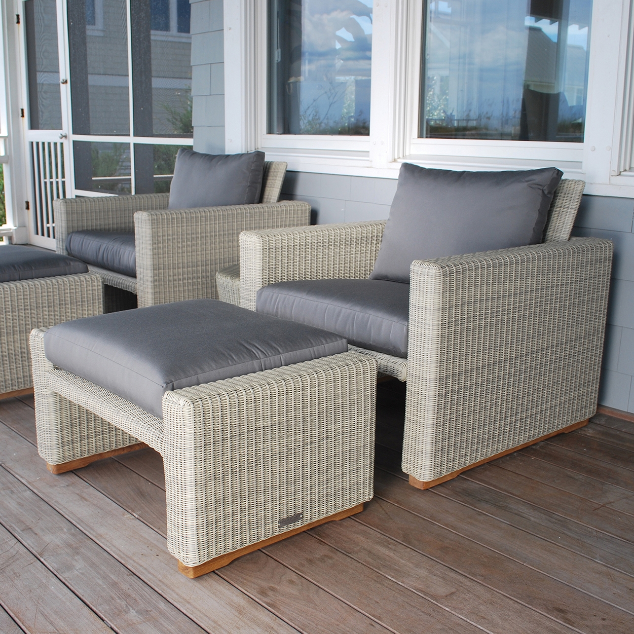 Mostra il prodotto Westport Deep Seating Chair + Ottoman del produttore Kingsley Bate