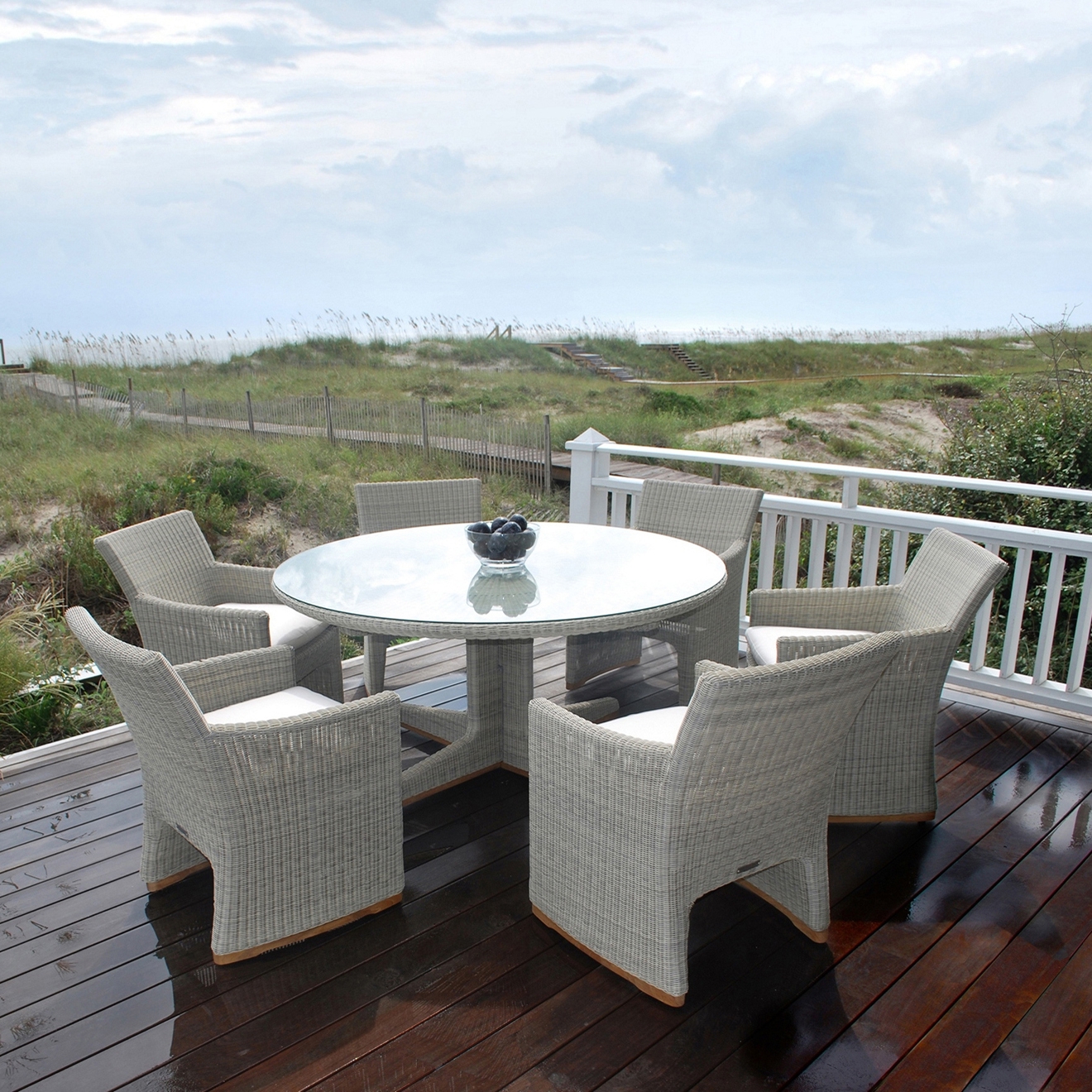 Mostra il prodotto Westport Round Dining Table del produttore Kingsley Bate