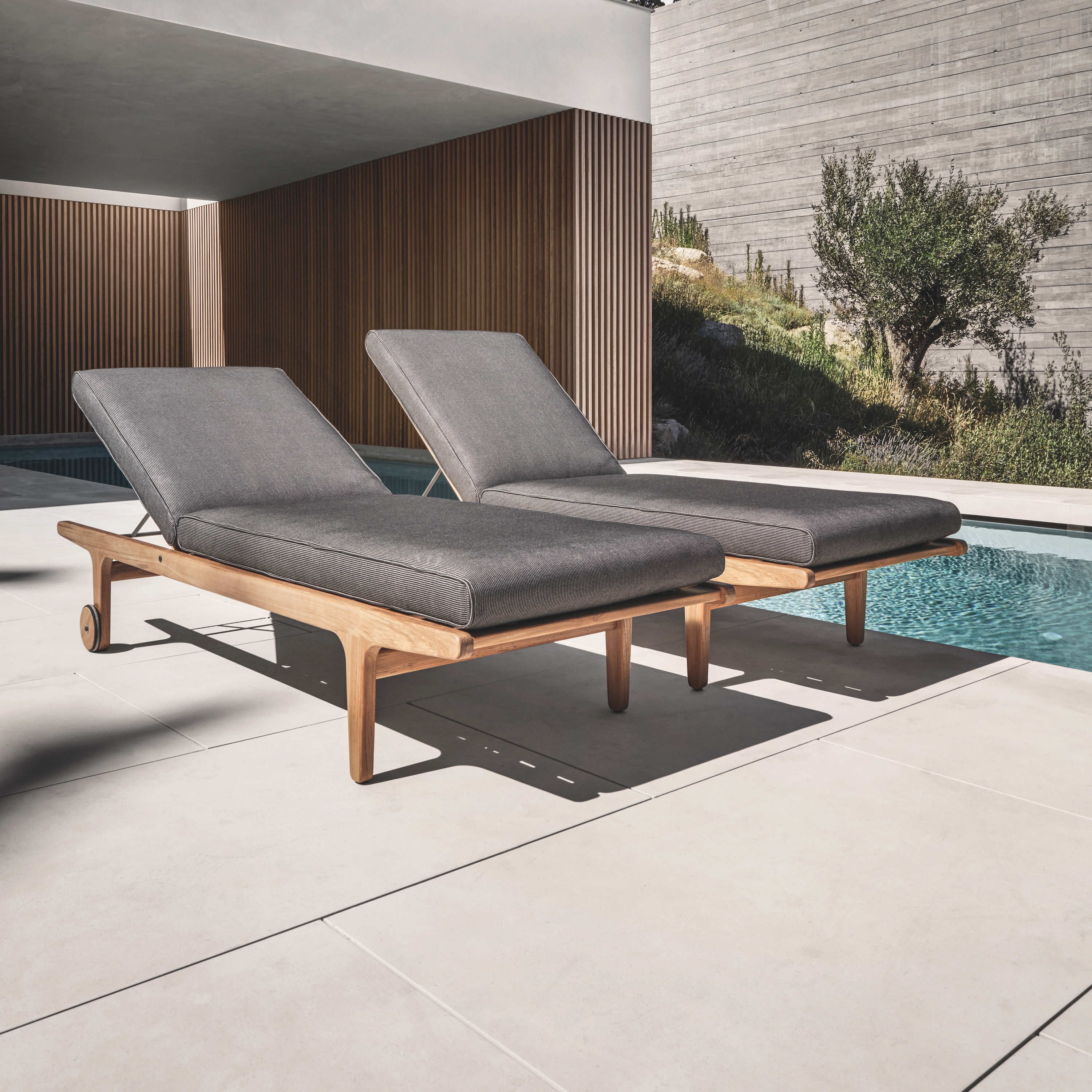 LOUNGER
