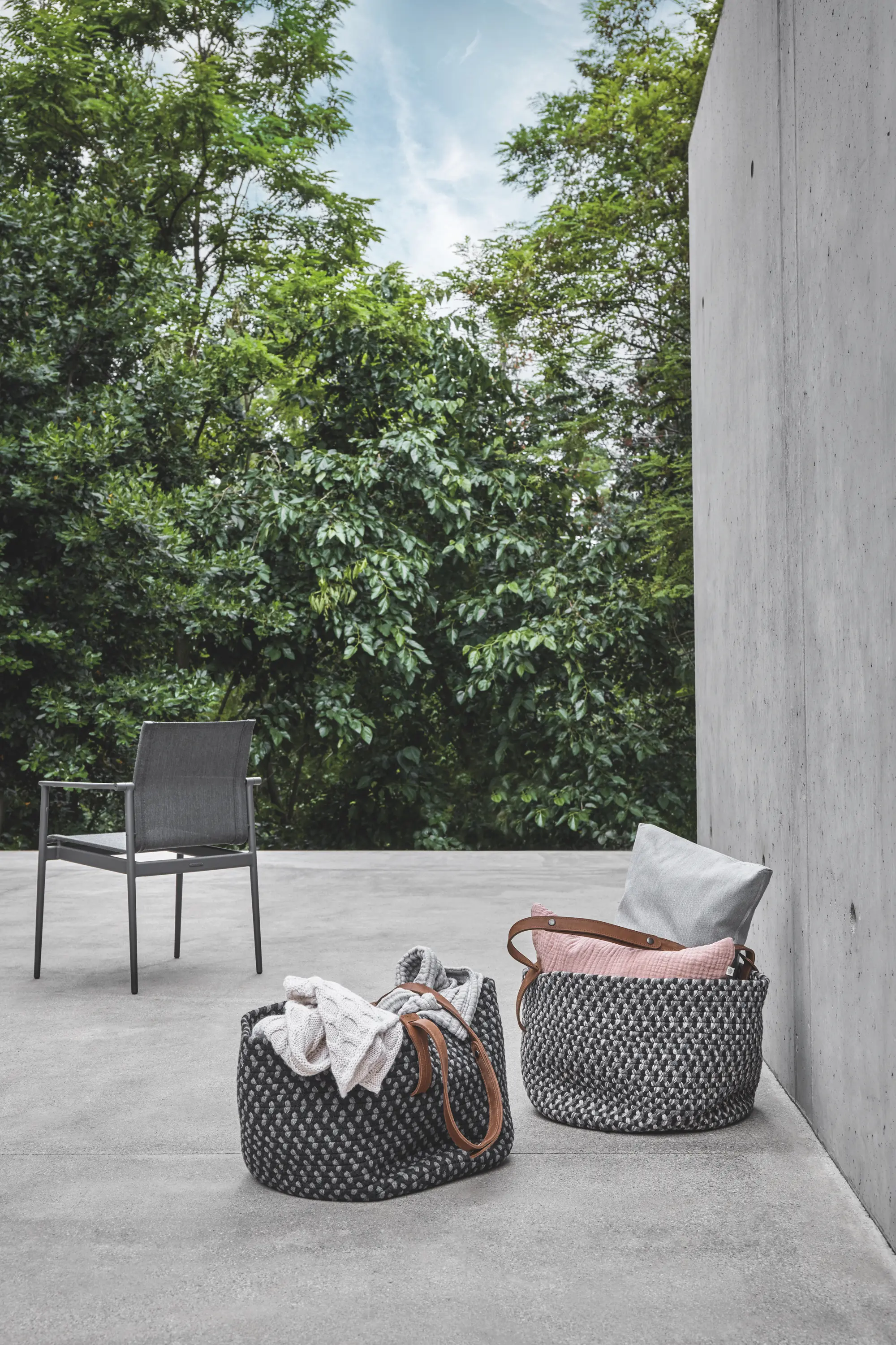 Gloster Furniture GmbH - Deco Pole Mounted Bird Feeder