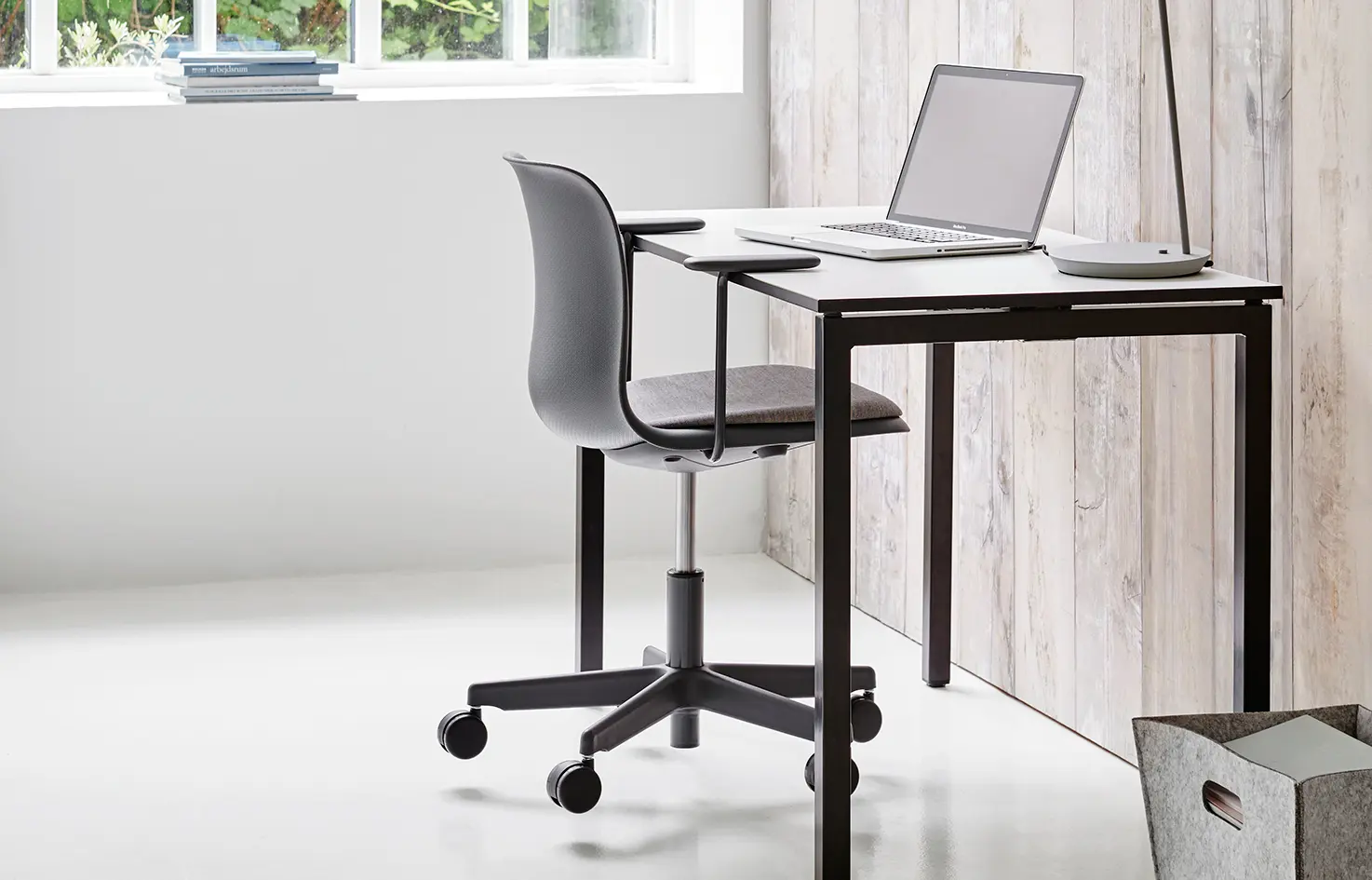 HOWE - SixE SWIVEL ARMCHAIR