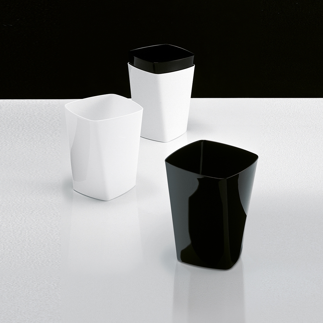 Display product Swing from manufacturer Caimi Brevetti