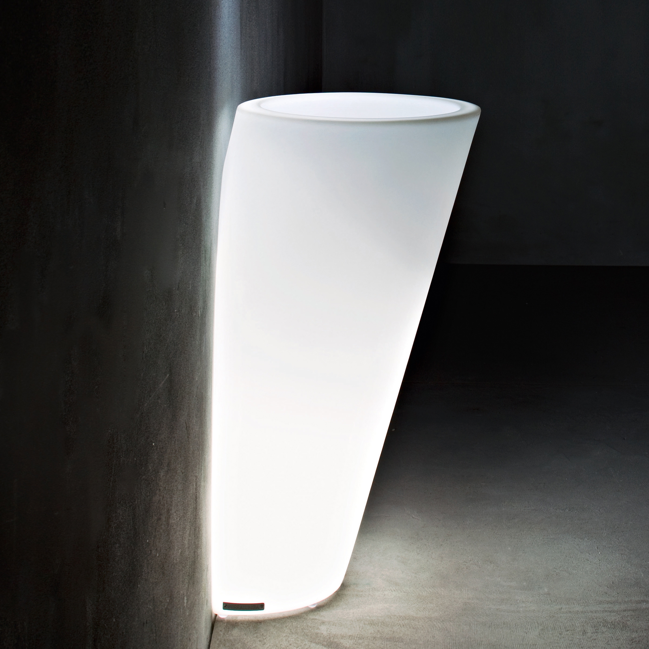 Mostra il prodotto Pot Au Mur Light del produttore Serralunga