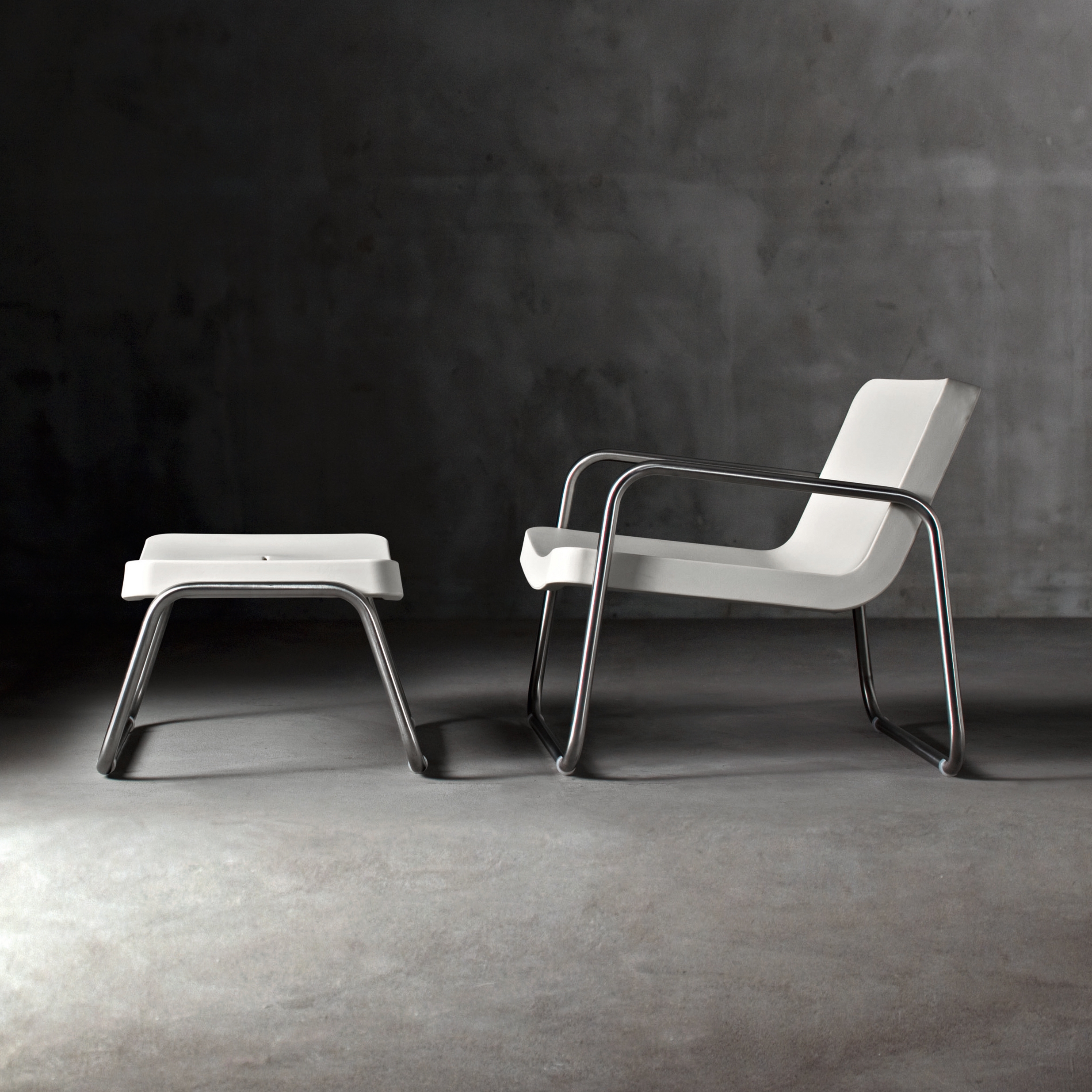Afficher le produit Time Out armchair and stool du fabricant Serralunga