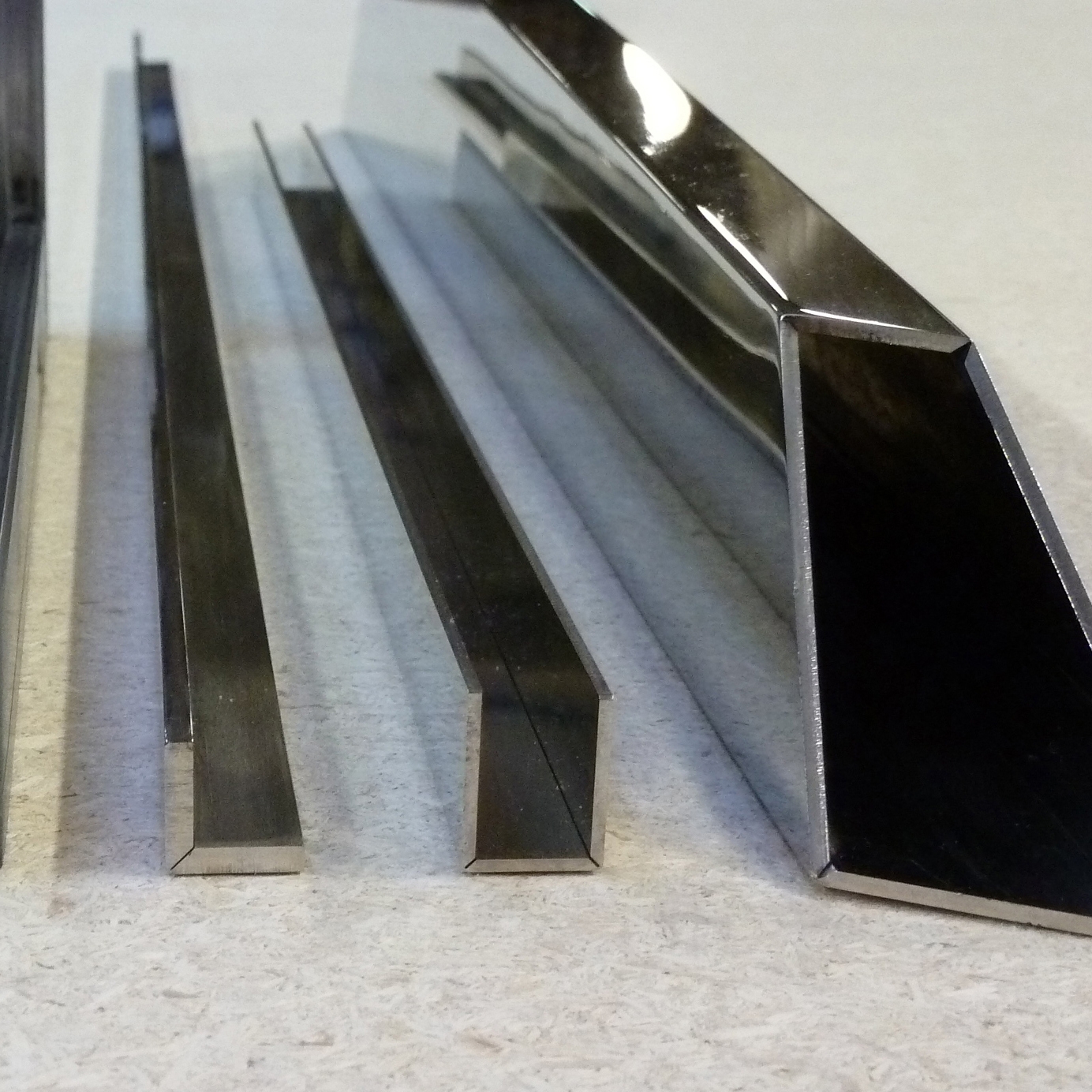 Display product Vcut metal profiles from manufacturer YDF