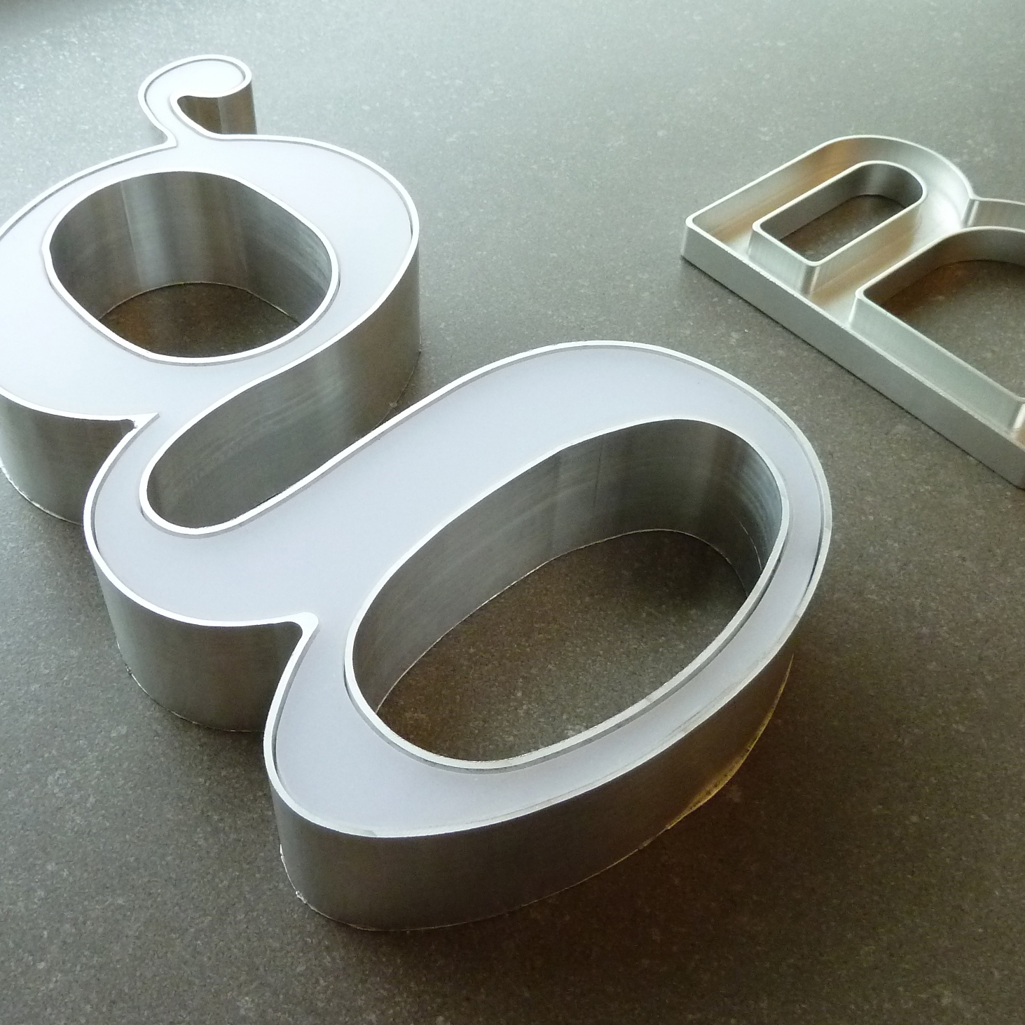 Produkt Lighted Sign In Aluminum des Herstellers YDF anzeigen