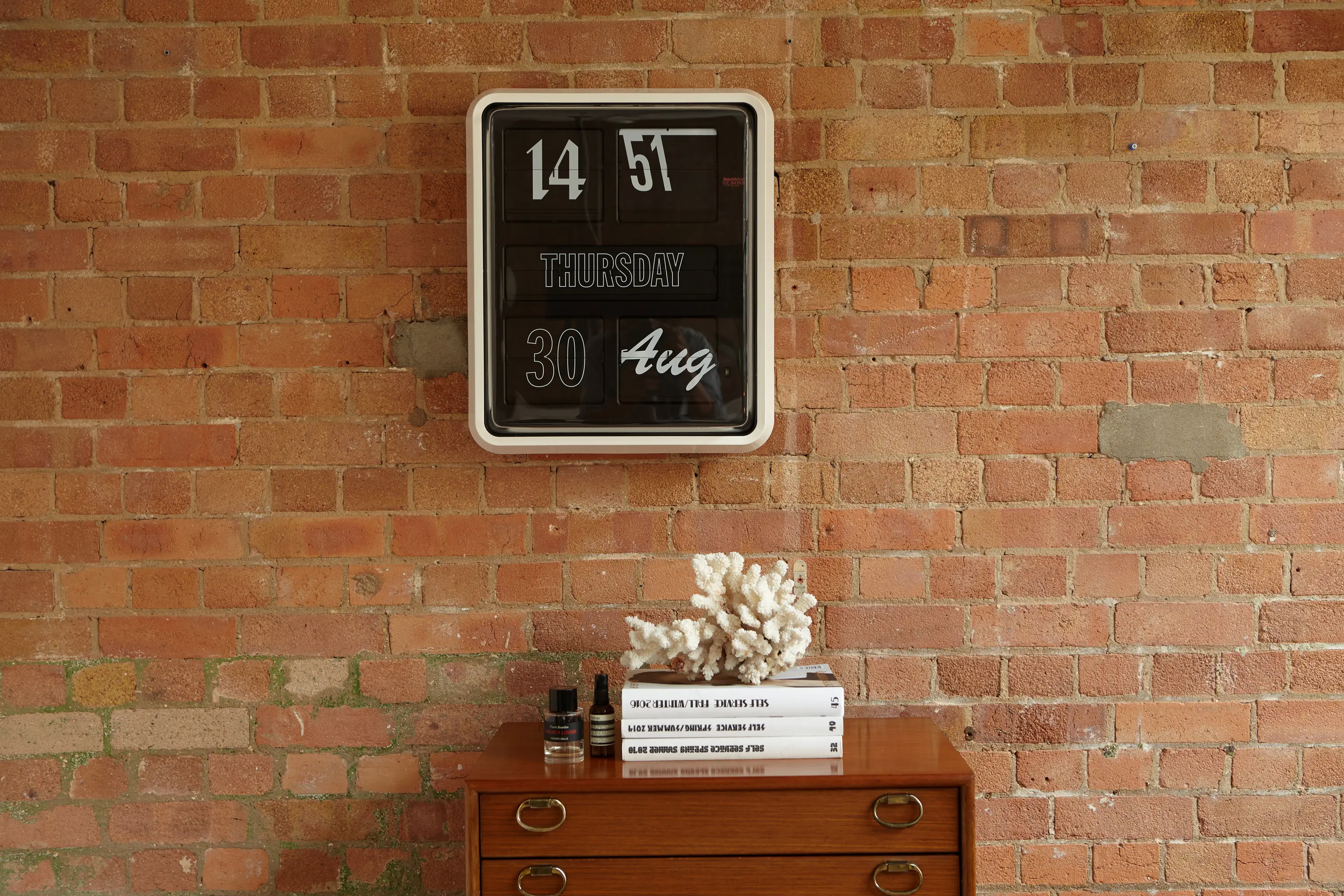 Established&Sons - Font Clock