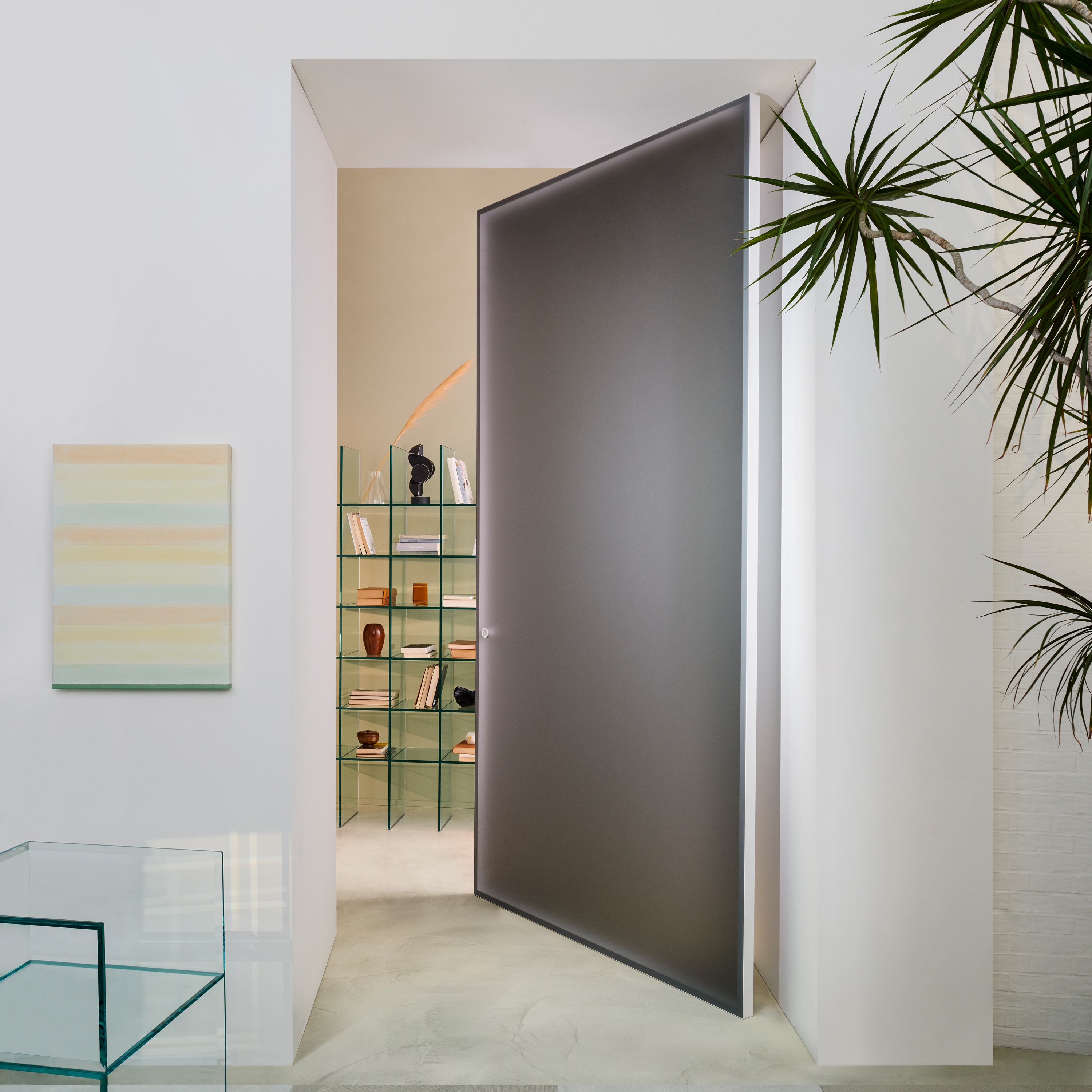 Display product Aladin Spin internal pivot door with adjustable hinges from manufacturer Glas Italia