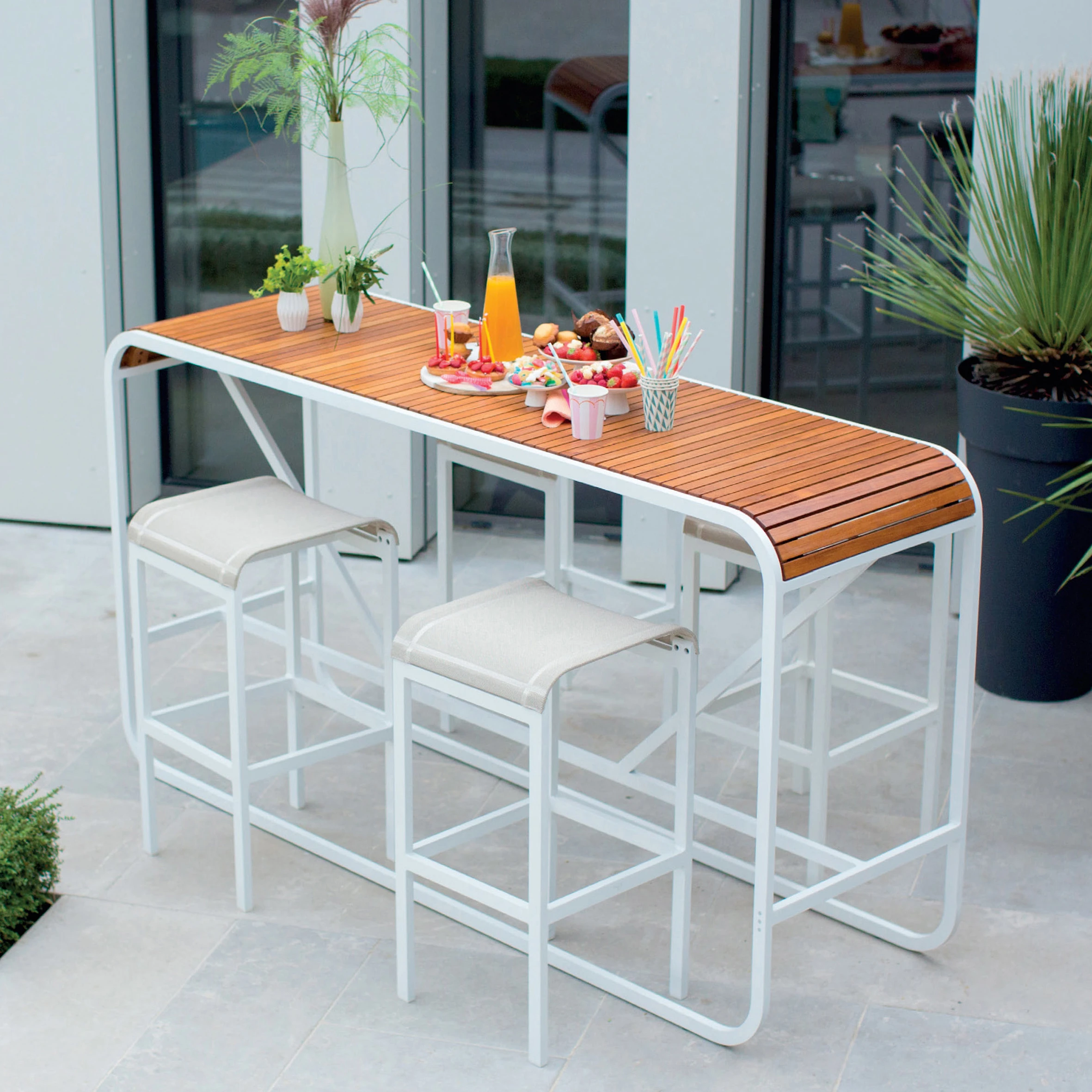 HIGH BARS & STOOLS
