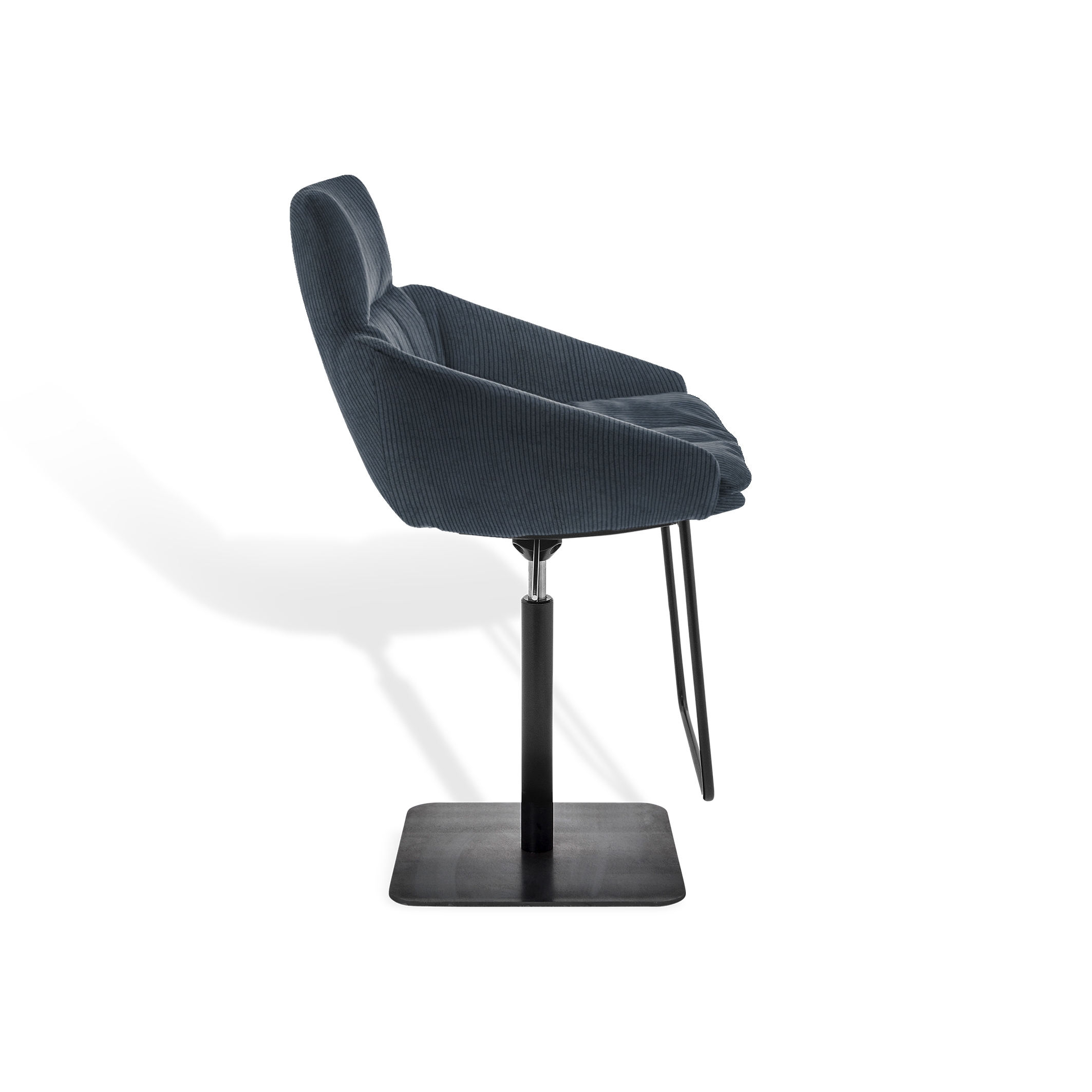 FAYE 
Bar stool with low armrests