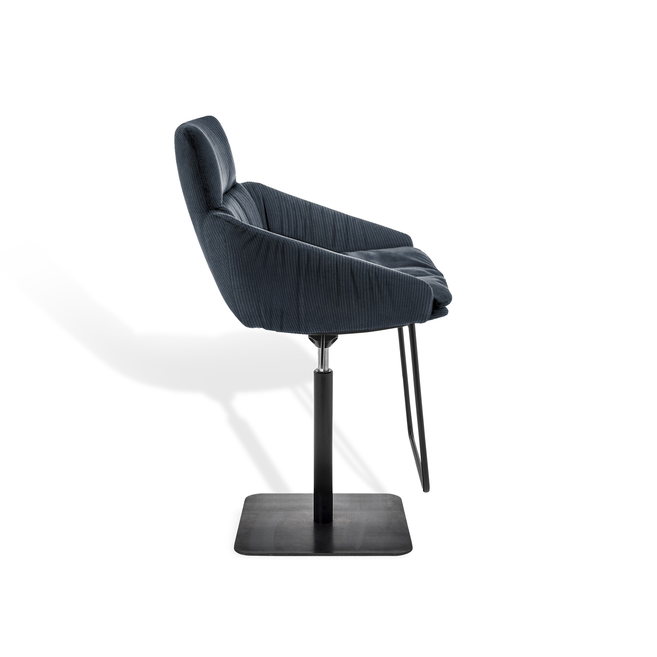 FAYE CASUAL
Bar stool with low armrests
